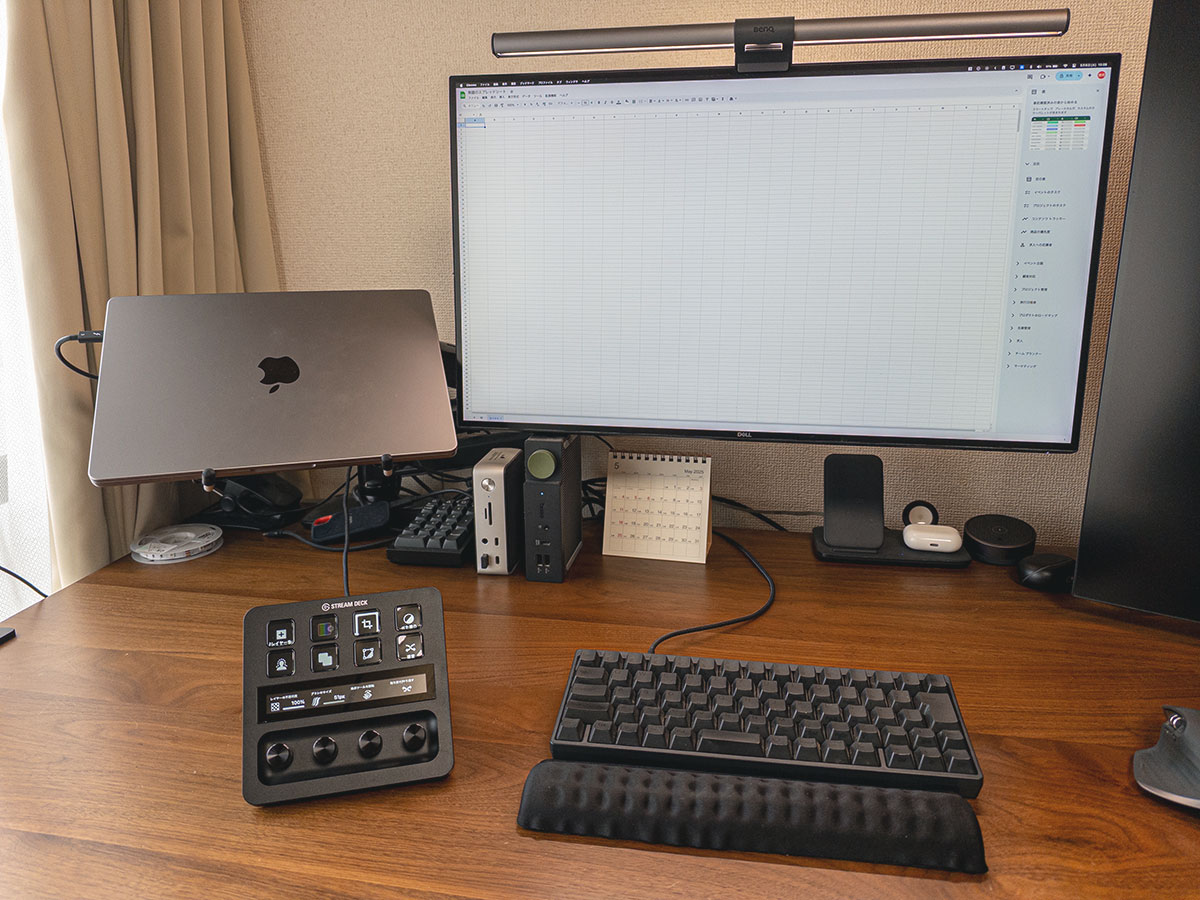 Stream Deck +のあるデスク