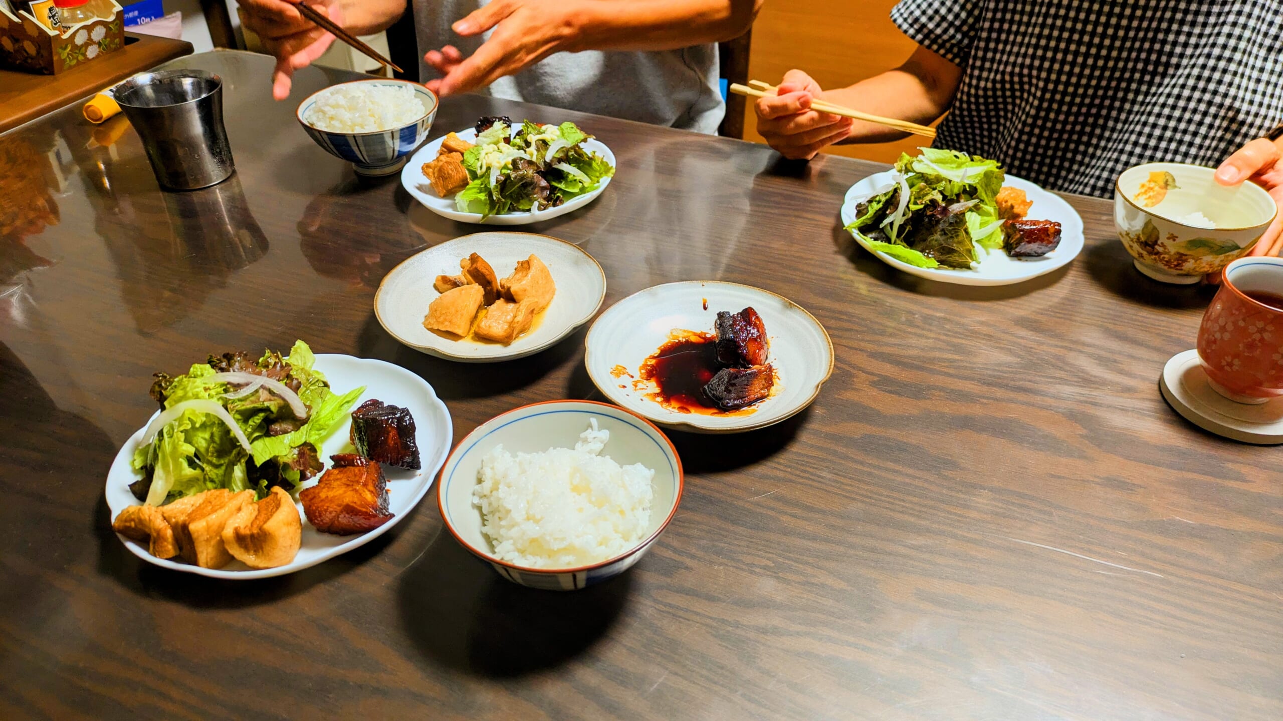パナソニックのオートクッカーで作った料理を家族で食べる