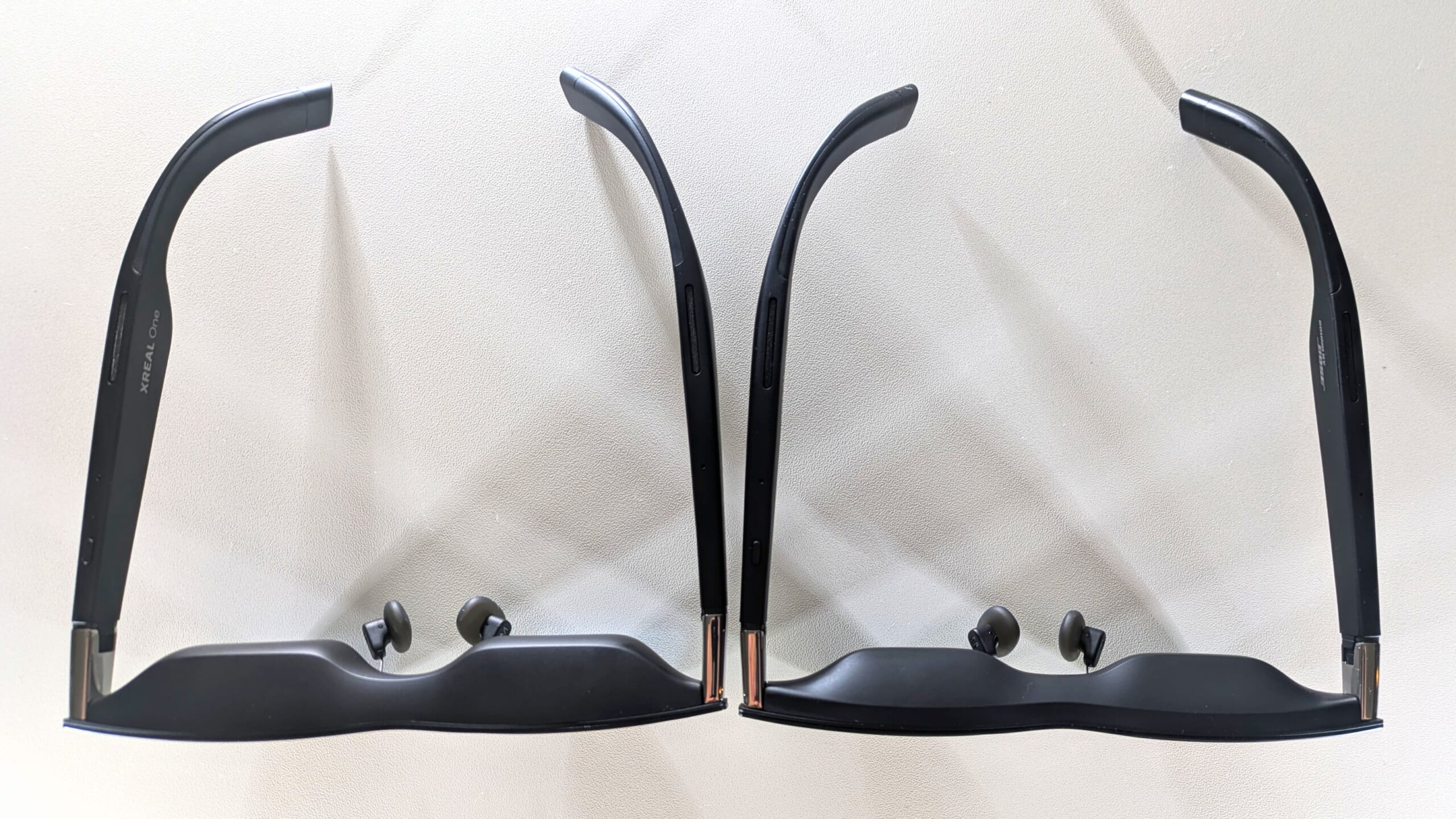 XREAL OneとOne Proを並べ、上から撮影した写真
Oneのほうがやや分厚い構造なのがわかる