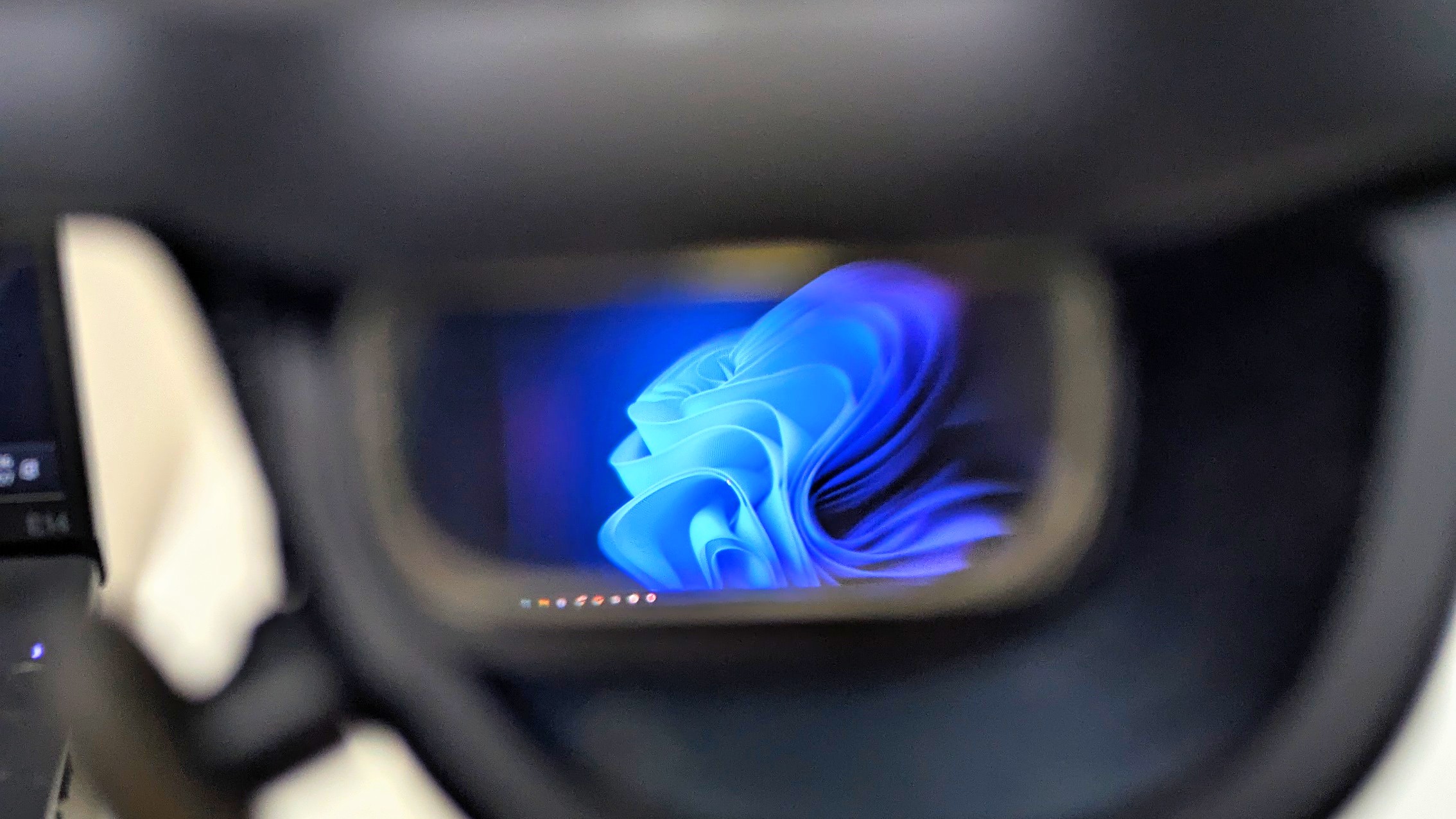 XREAL One Proのレンズ内をアップで撮影した写真
レンズ内に表示されている映像が見える