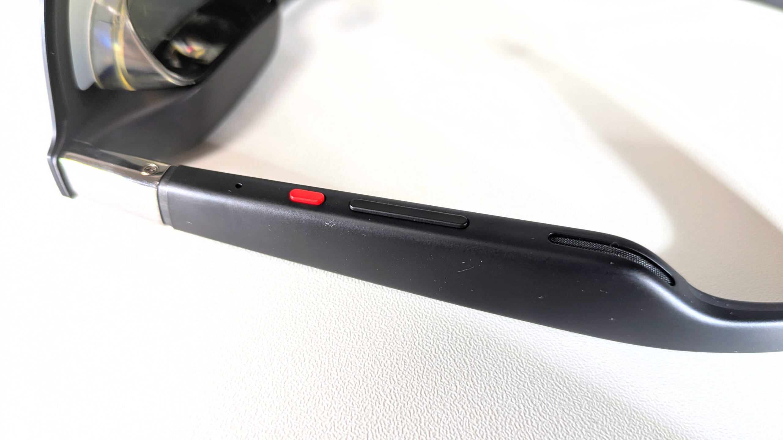 XREAL Oneの製品外観、主に耳掛け部分の画像