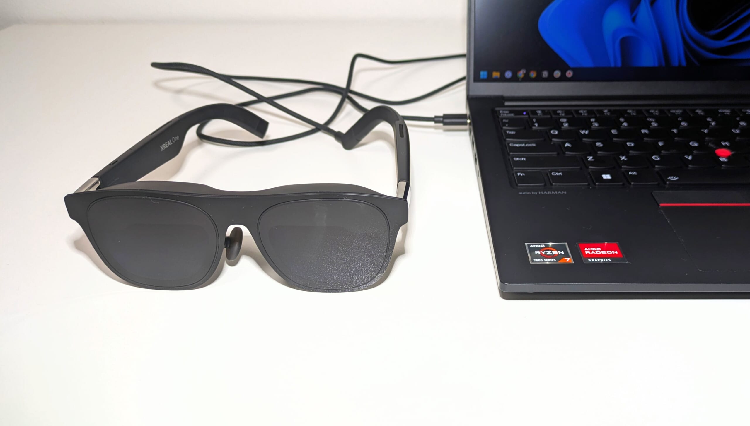 XREAL Oneとパソコンを接続している写真