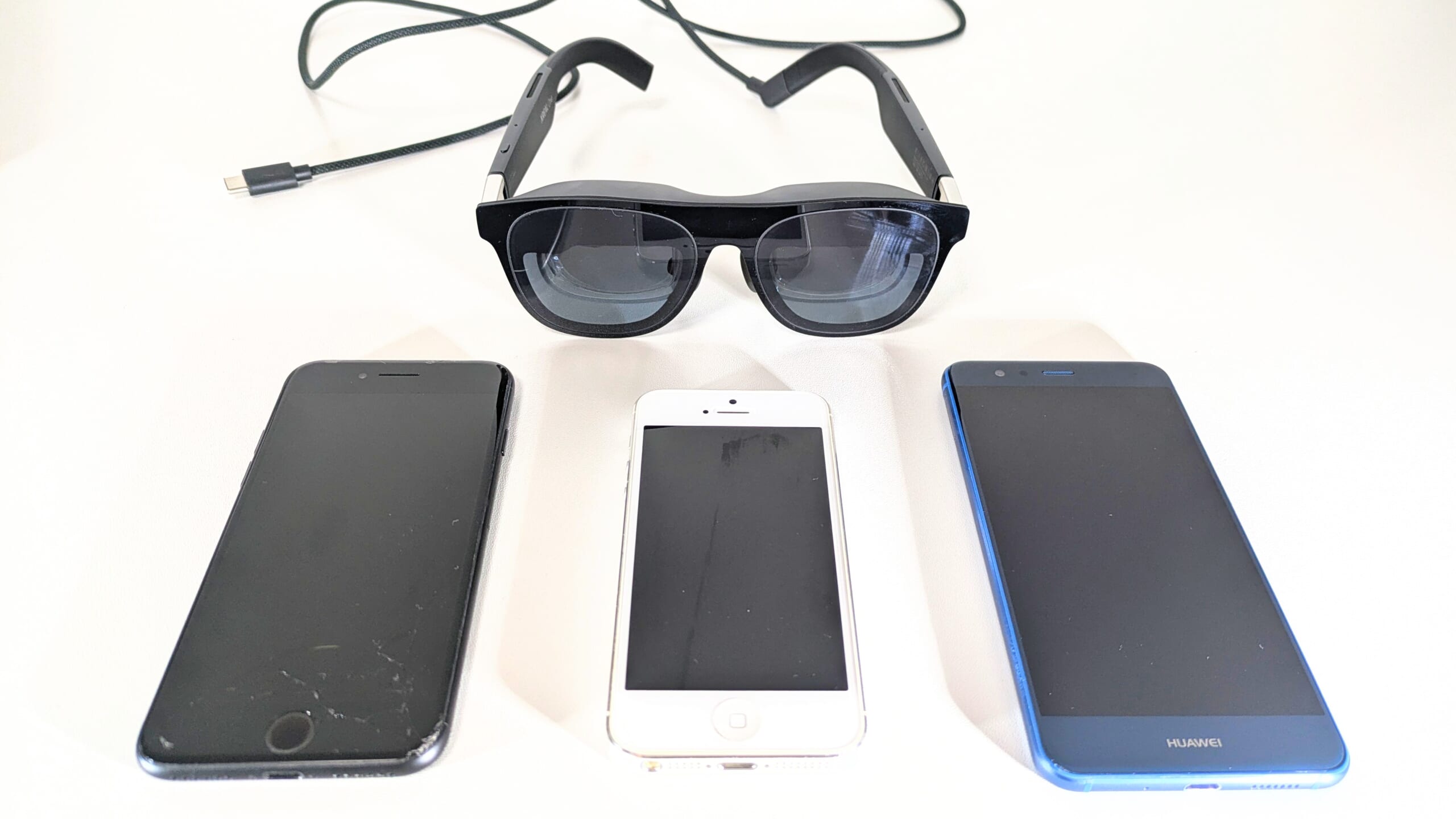 XREAL Oneと3台のスマホを並べてる写真