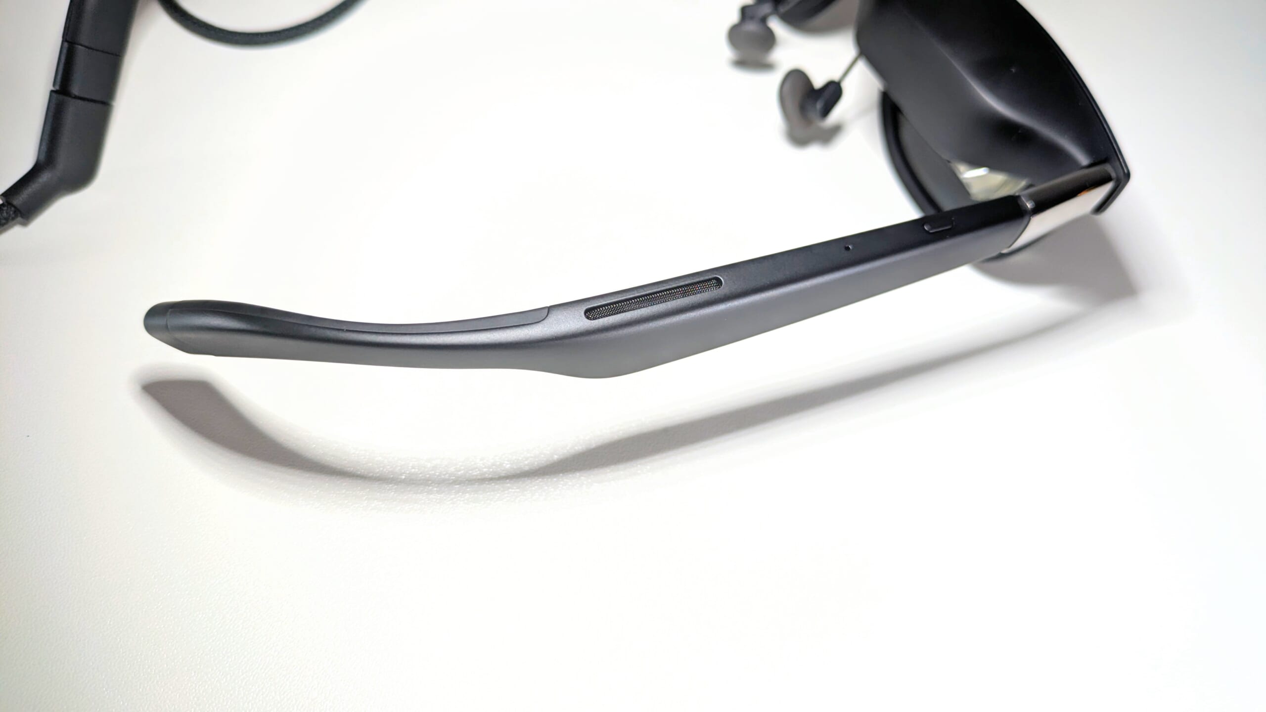 XREAL Oneの製品外観、スピーカー部分の写真