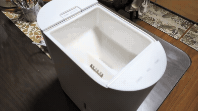 パナソニック自動炊飯器「SR-AX1」にお米を入れるところ