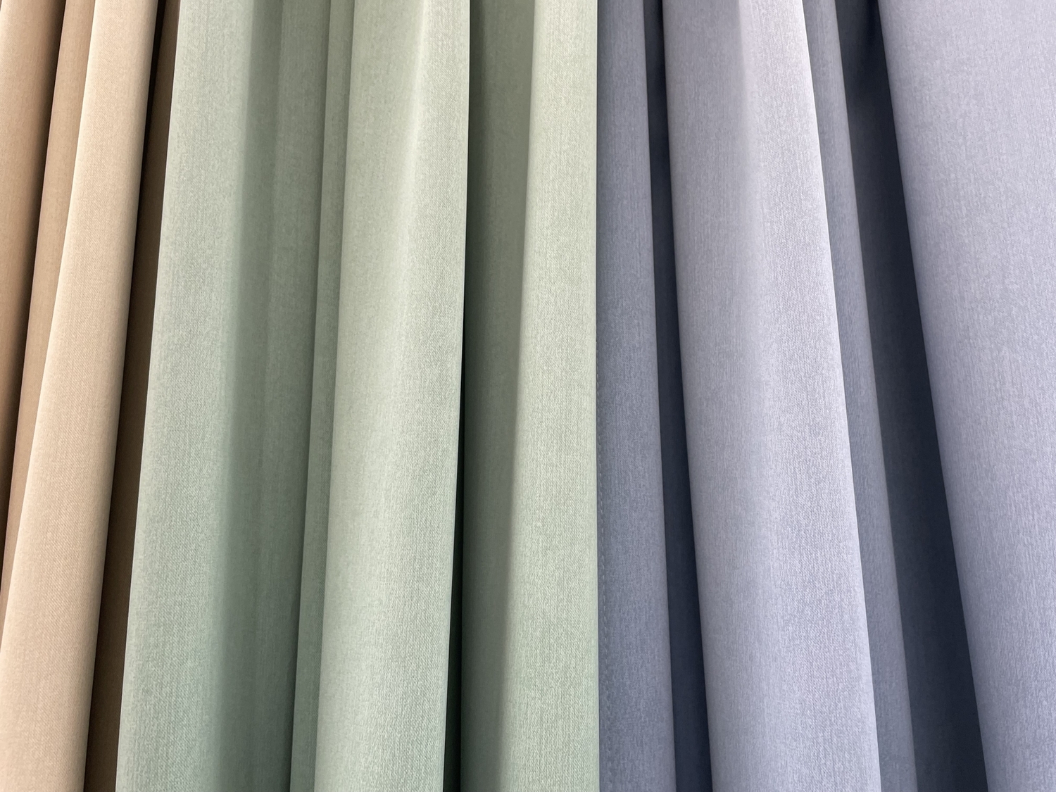 スクリーンや遮光など追加費用が必要