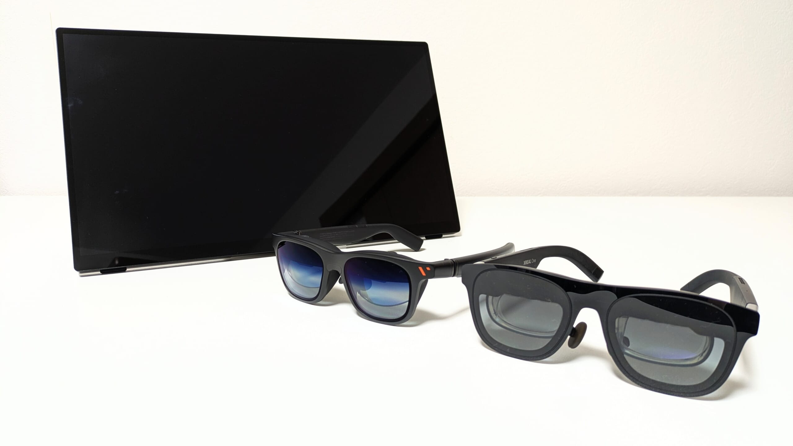 ARグラスとモニターの写真