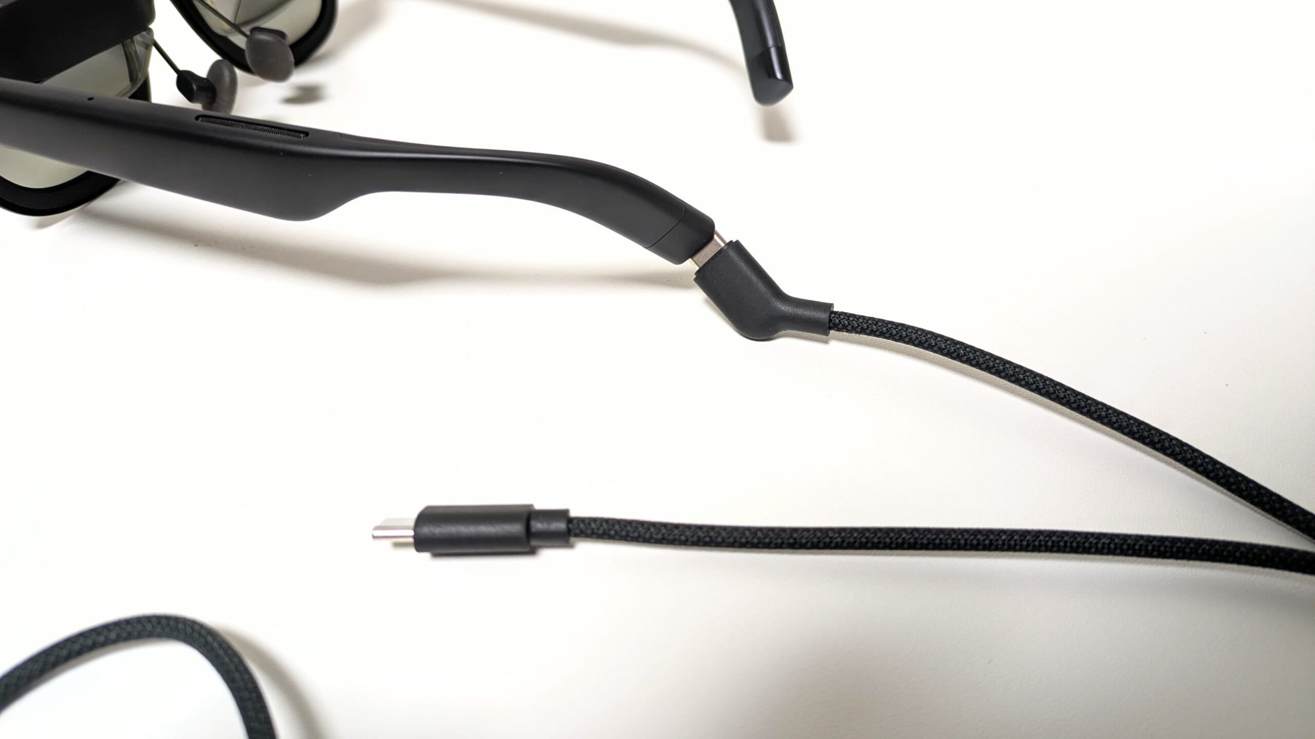 ARグラスのケーブル写真