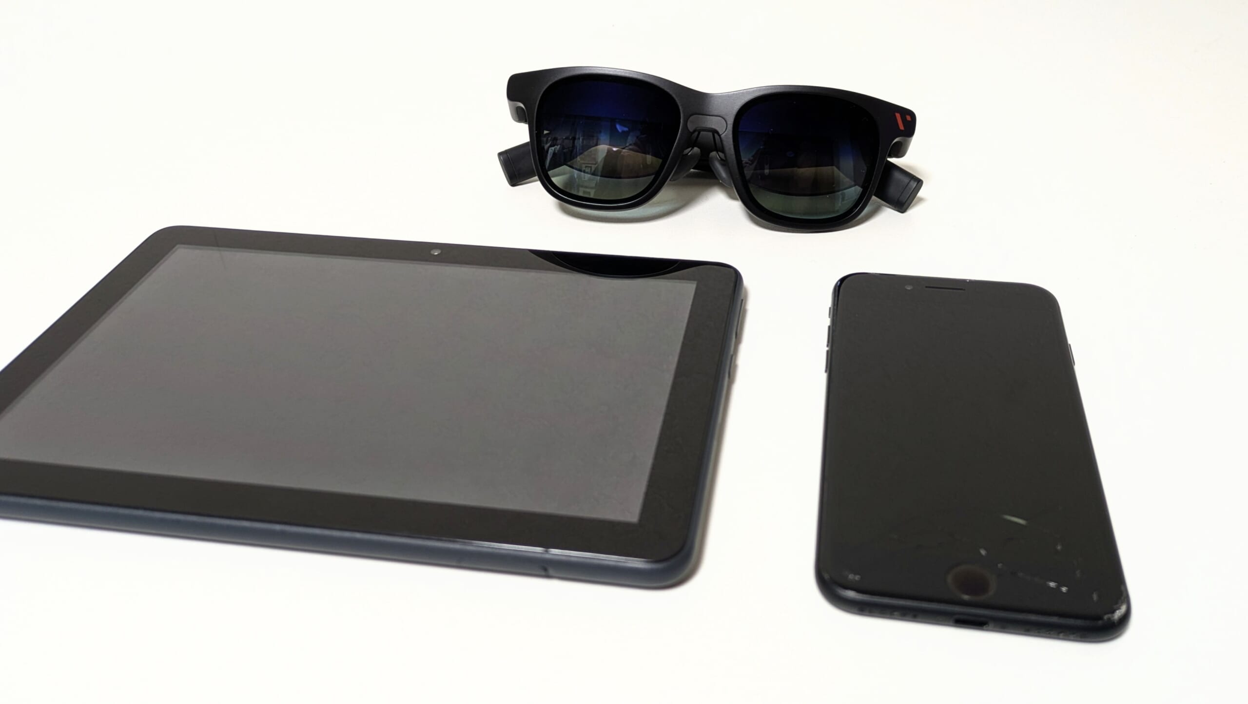 ARグラスとタブレットとスマホの写真