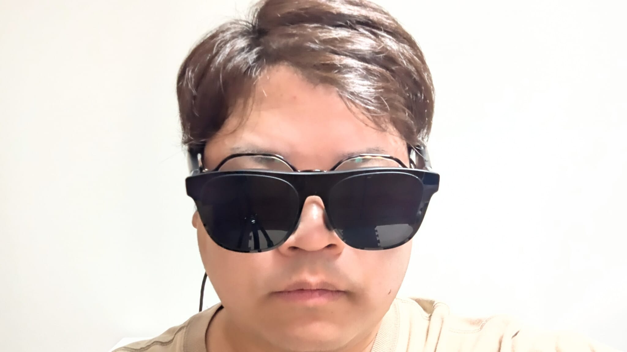 眼鏡の上からARグラスを無理やり装着してる写真