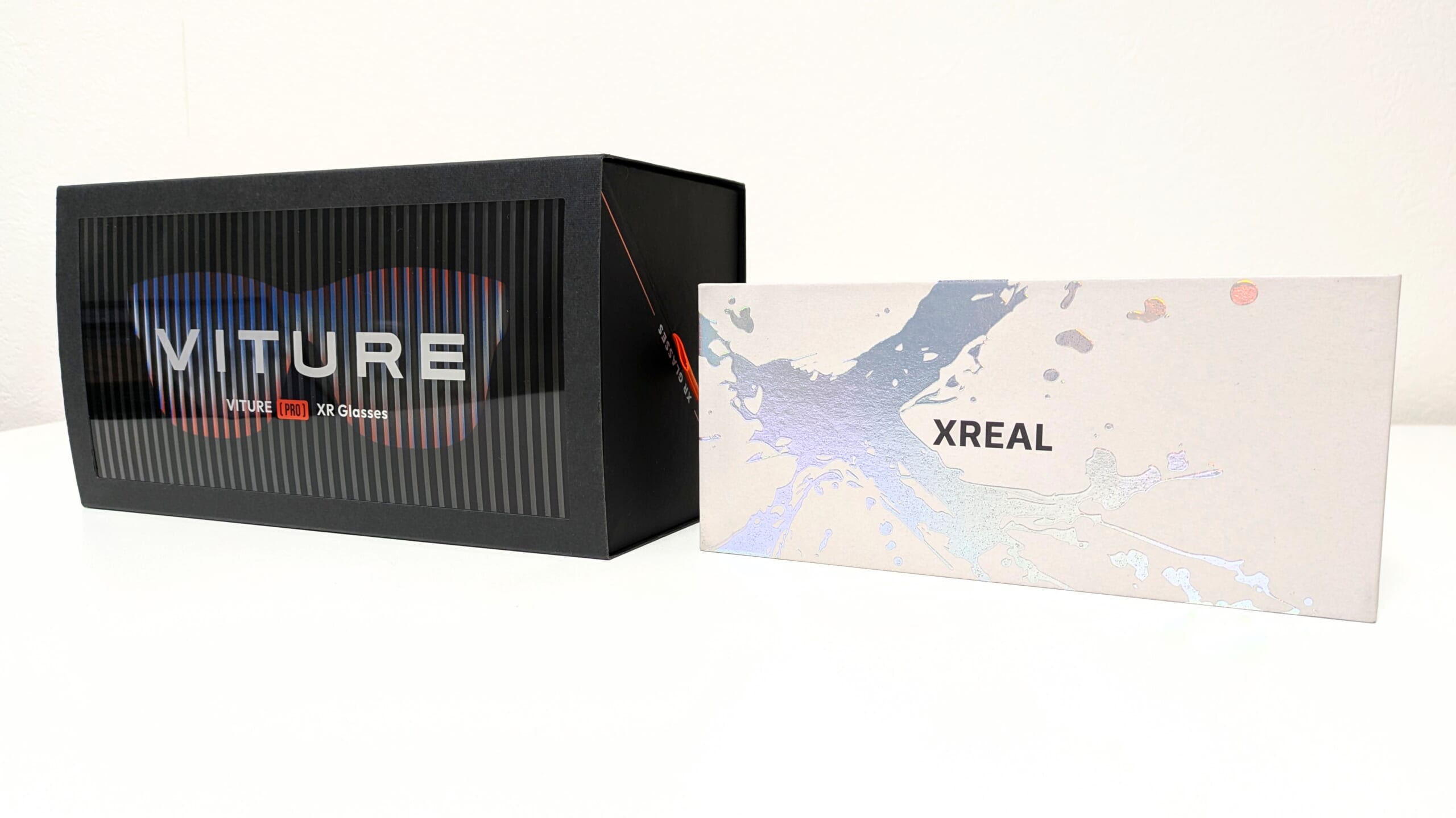VITUREとXREALの箱を並べた写真