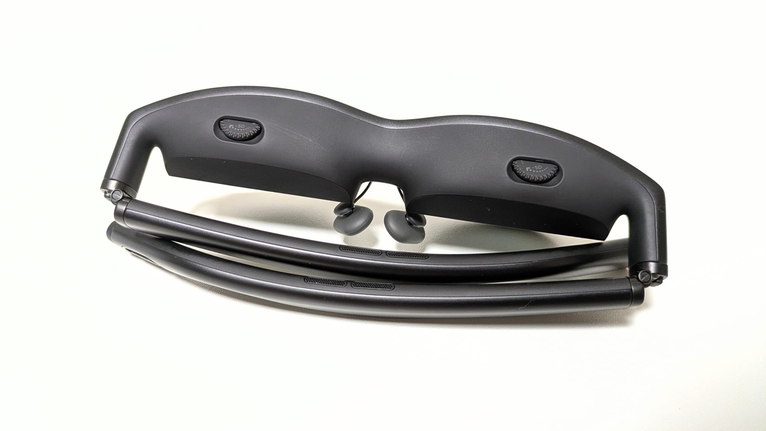 ARグラス上部にある視力補正のつまみをアップした写真