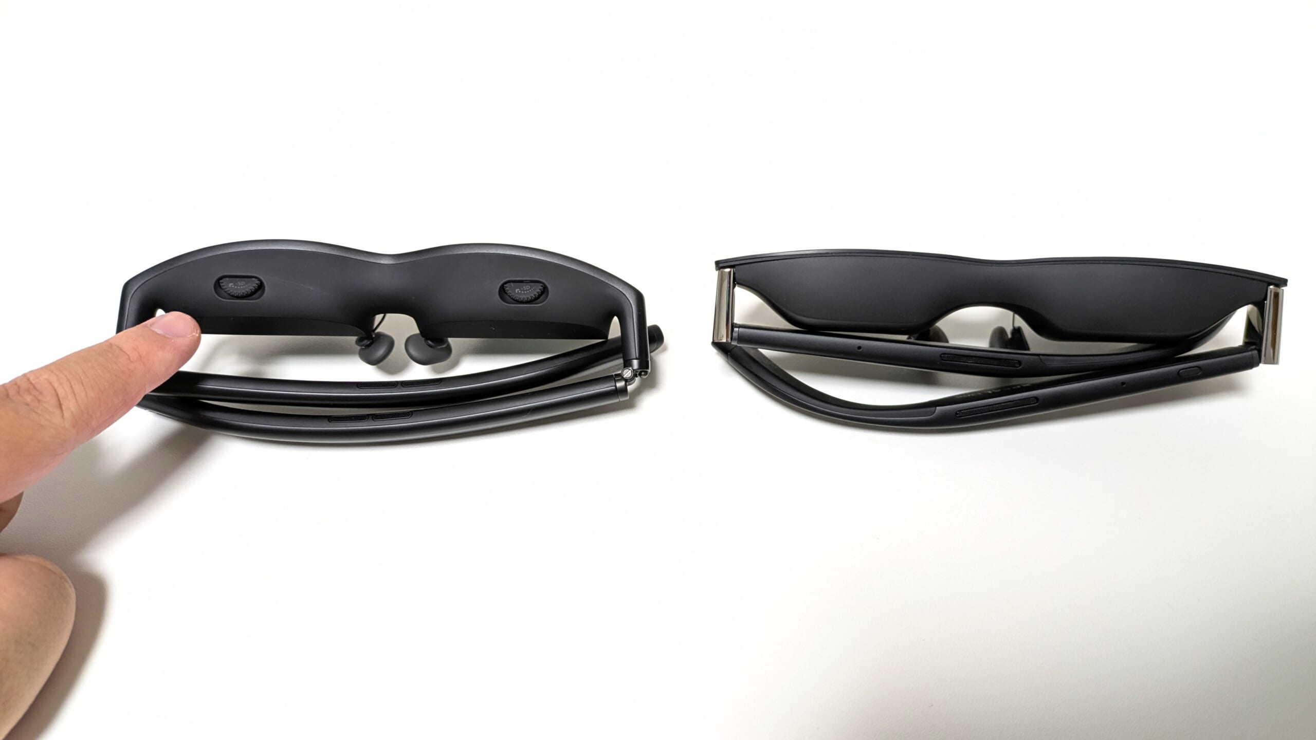 左に視力補正機能付きのARグラス、右に機能のついていないARグラスが並べられている写真