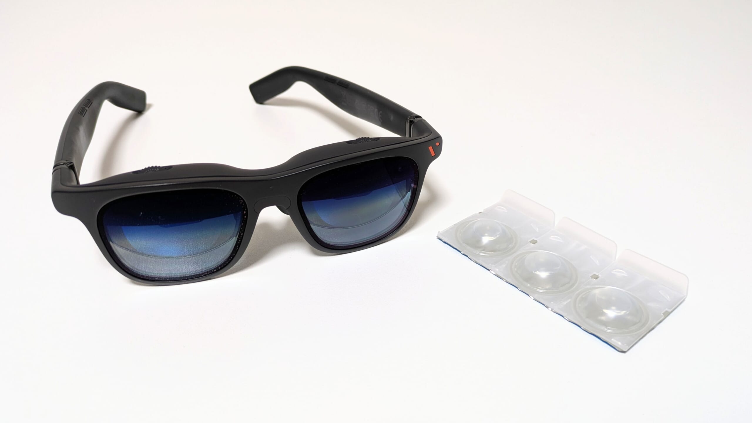 ARグラスとコンタクトレンズの並んだ写真