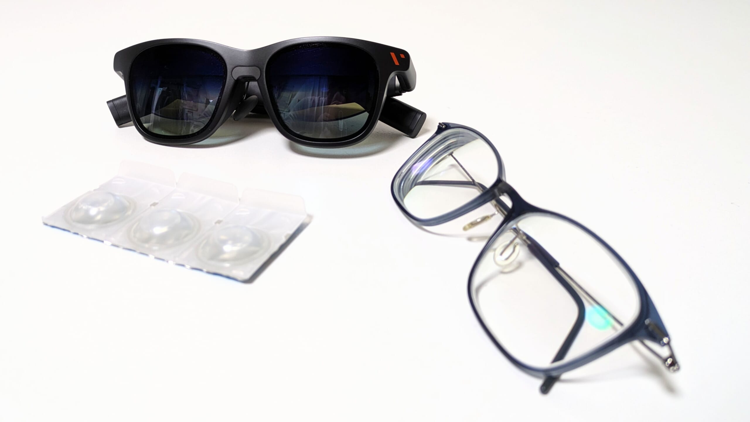 ARグラスとコンタクトレンズと眼鏡を並べた写真