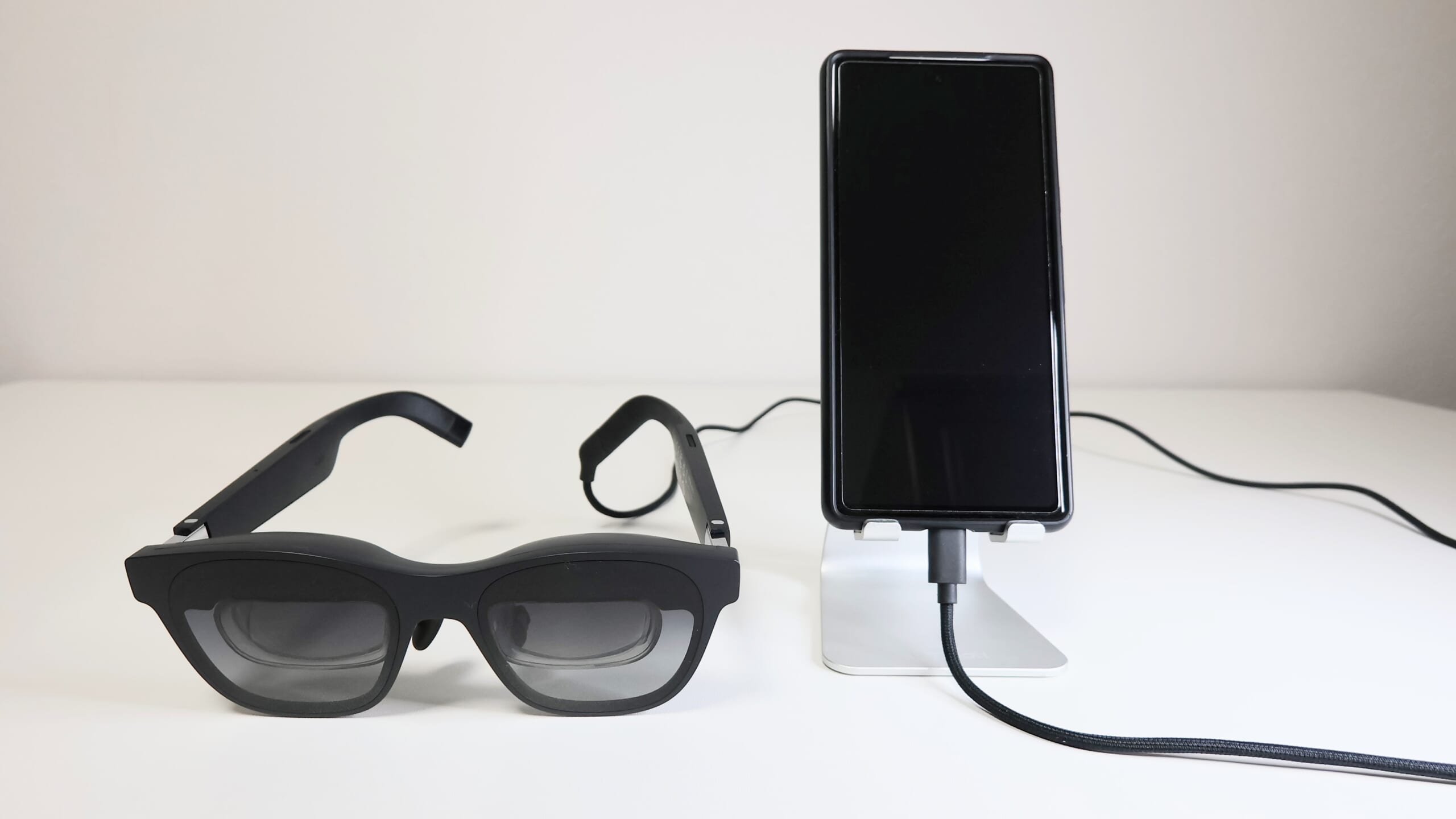 ARグラスとスマホをつないだ写真