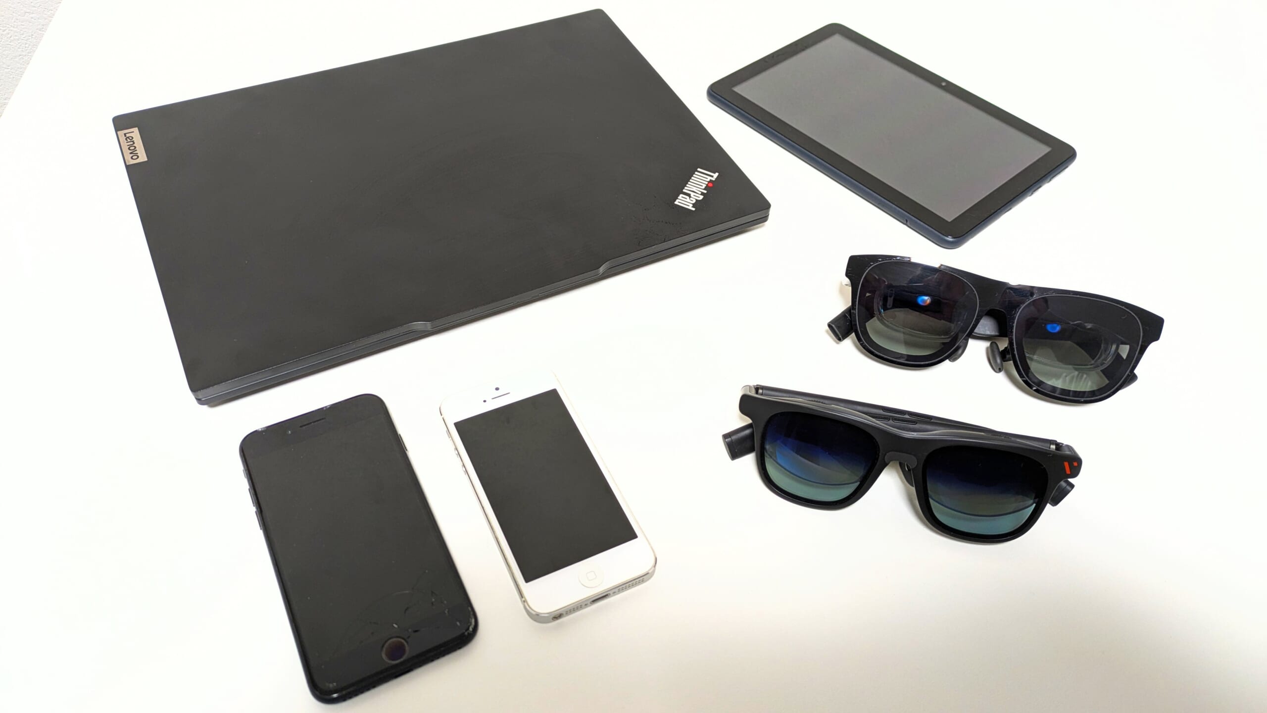 ARグラスとさまざまなデバイスを並べた写真