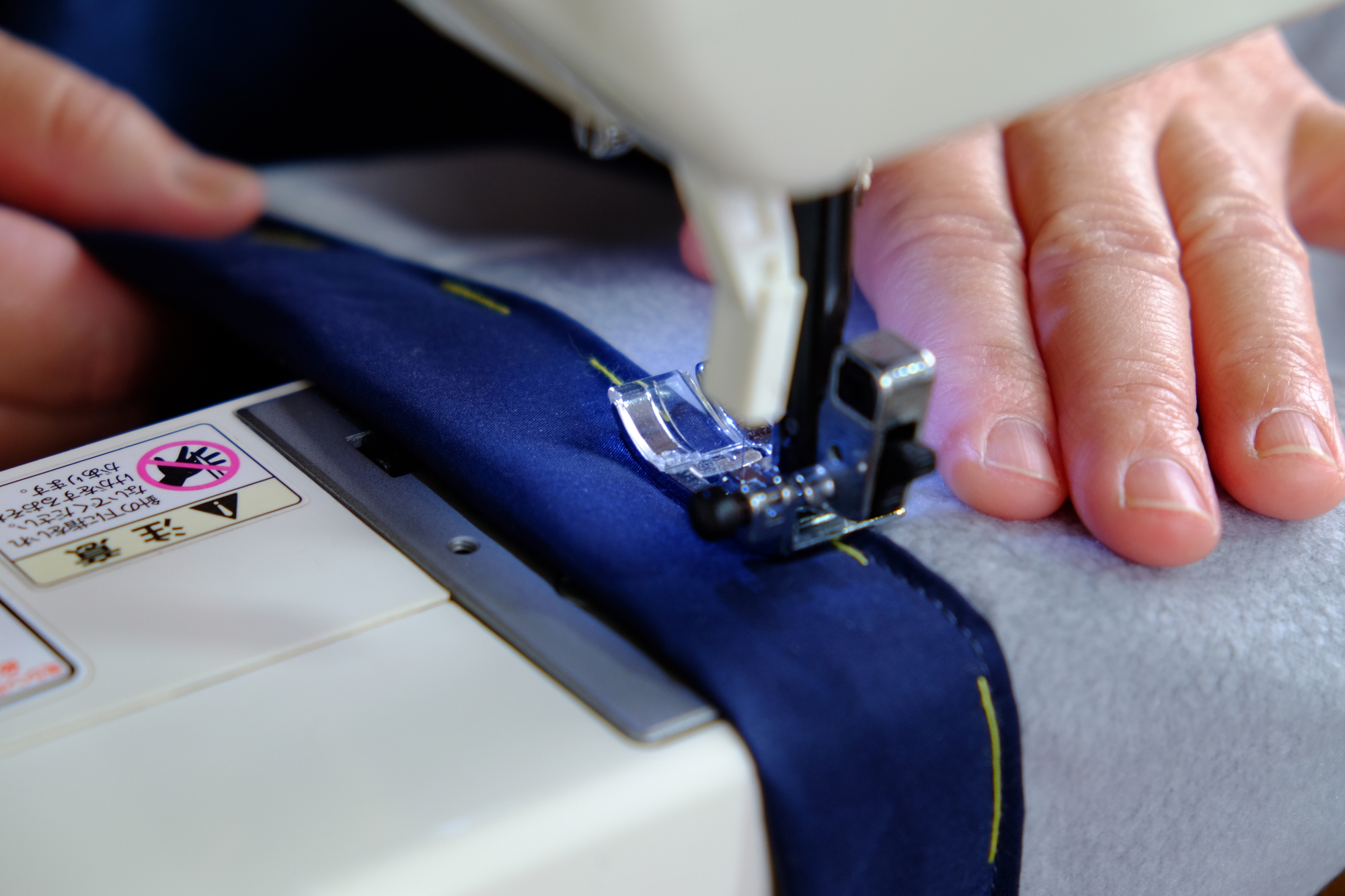 ミシンで布を縫う