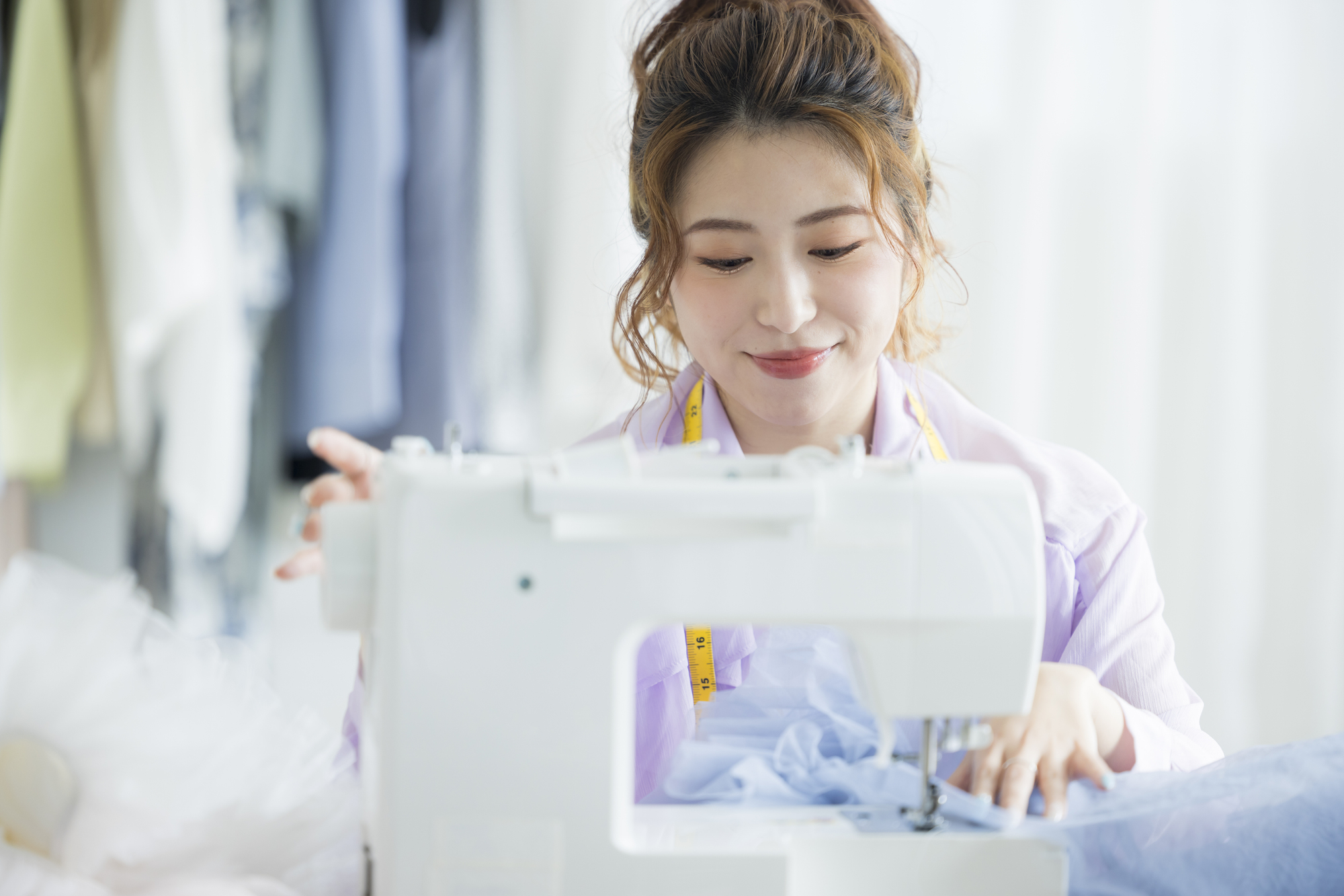 ミシンを使う人