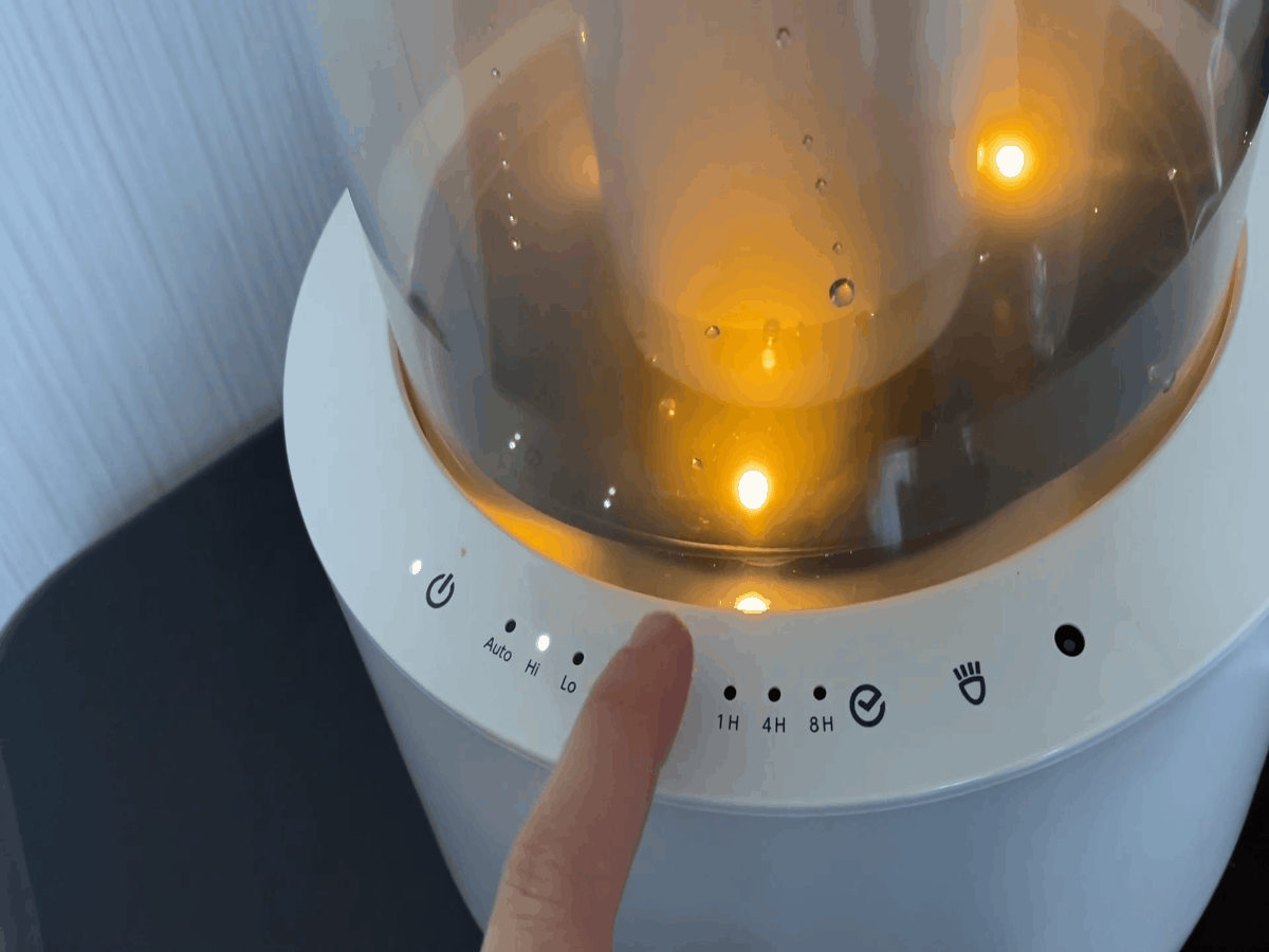 リズムのプールレス加湿器「MIST300」を操作しているところ