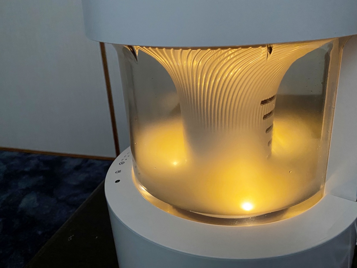 リズムのプールレス加湿器「MIST300」のライトとミスト