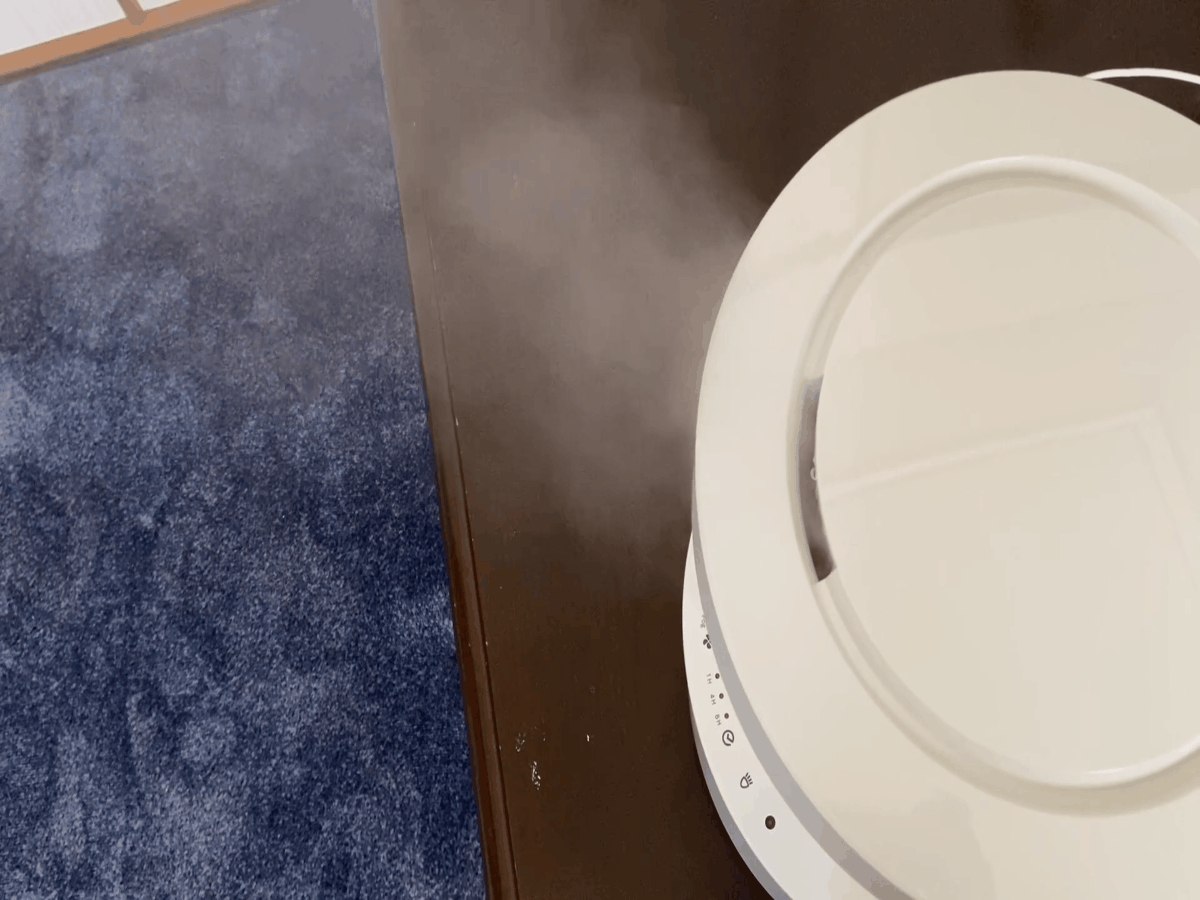 リズムのプールレス加湿器「MIST300」で加湿しているところ