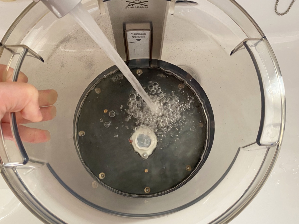 リズムのプールレス加湿器「MIST300」に水を入れる