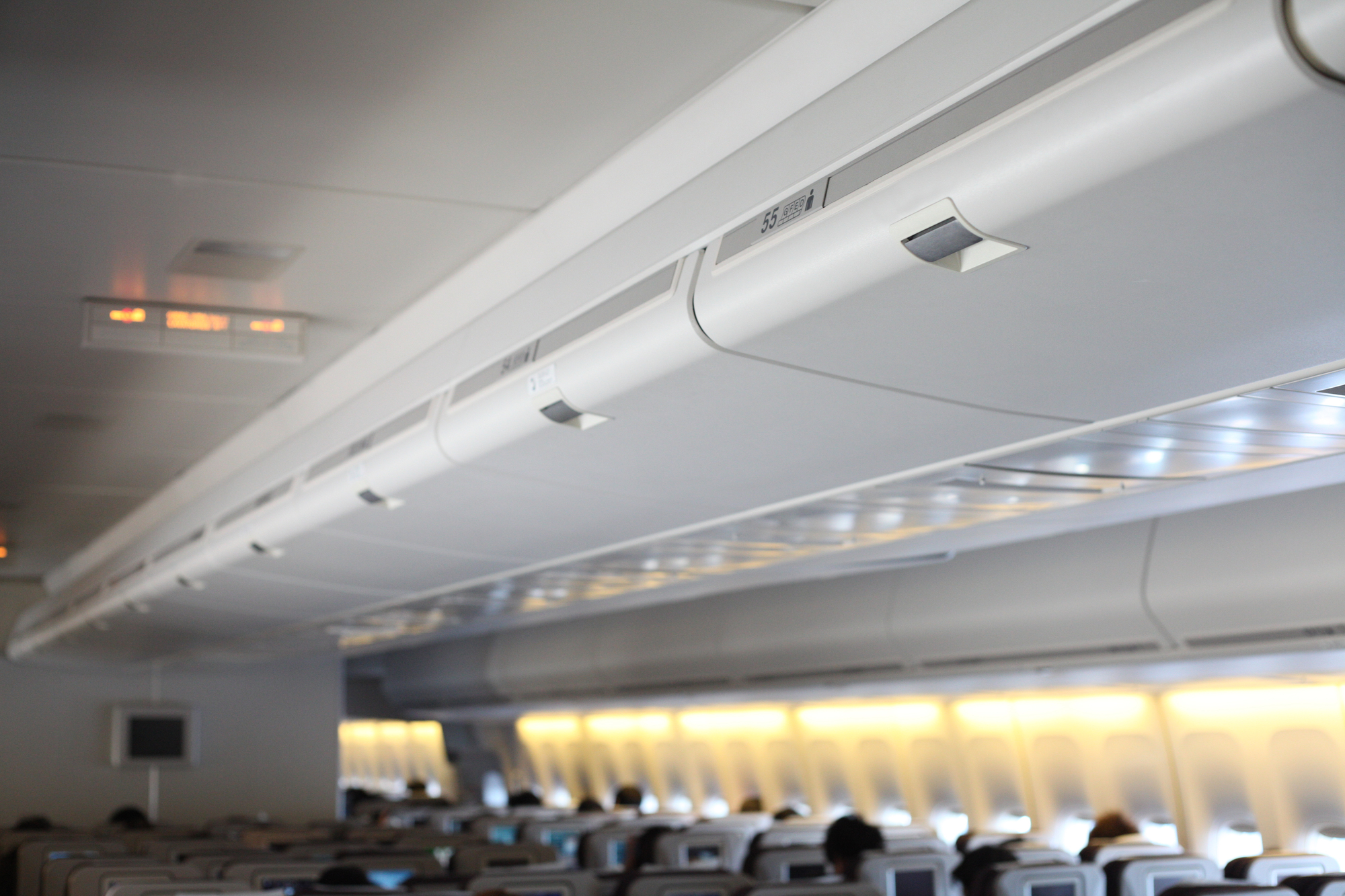 観光メインの旅行では機内持ち込みで身軽に移動するイメージ（スーツケース）