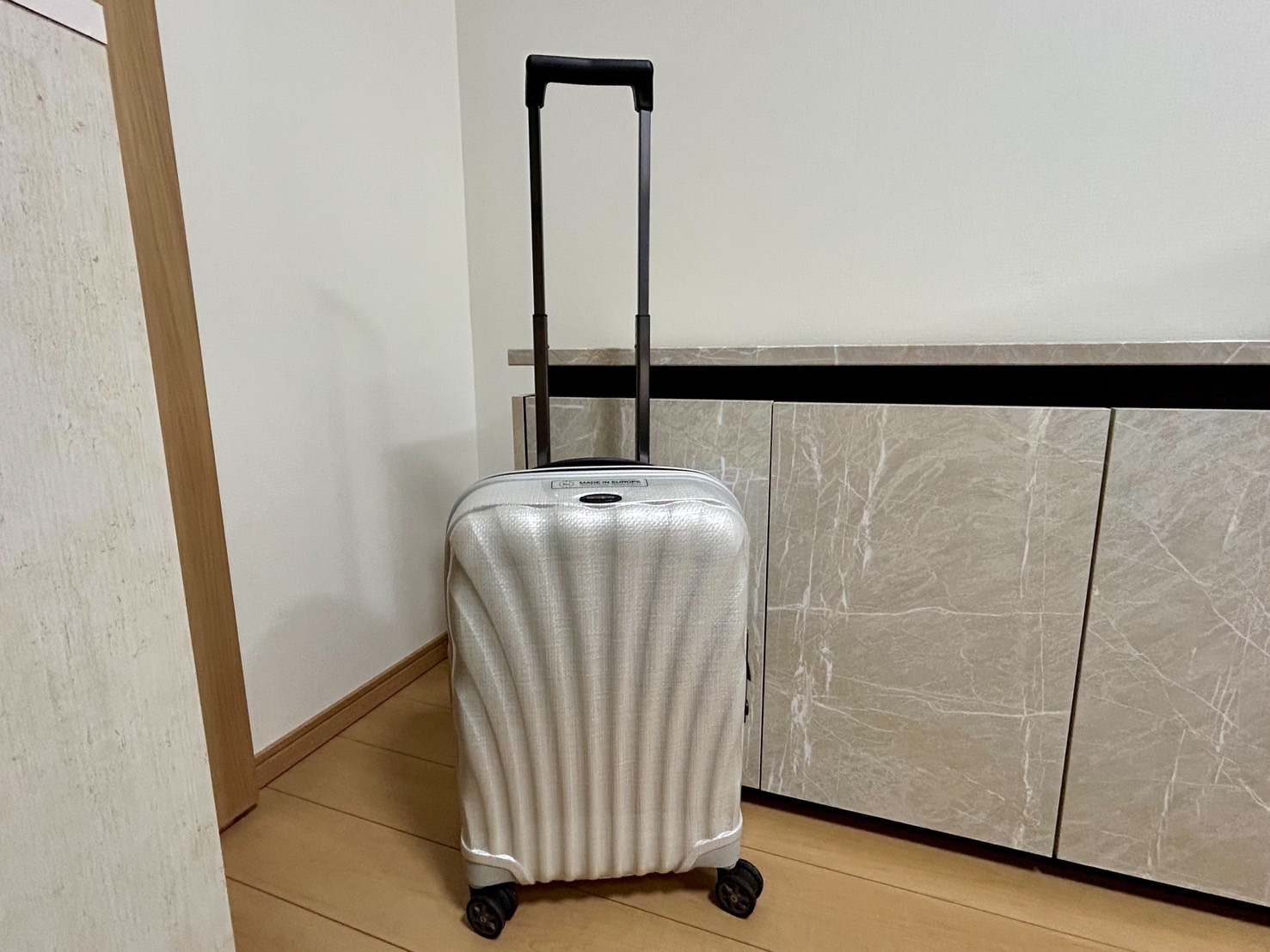 本体重量が軽いスーツケースを選ぶイメージ（軽量モデル）