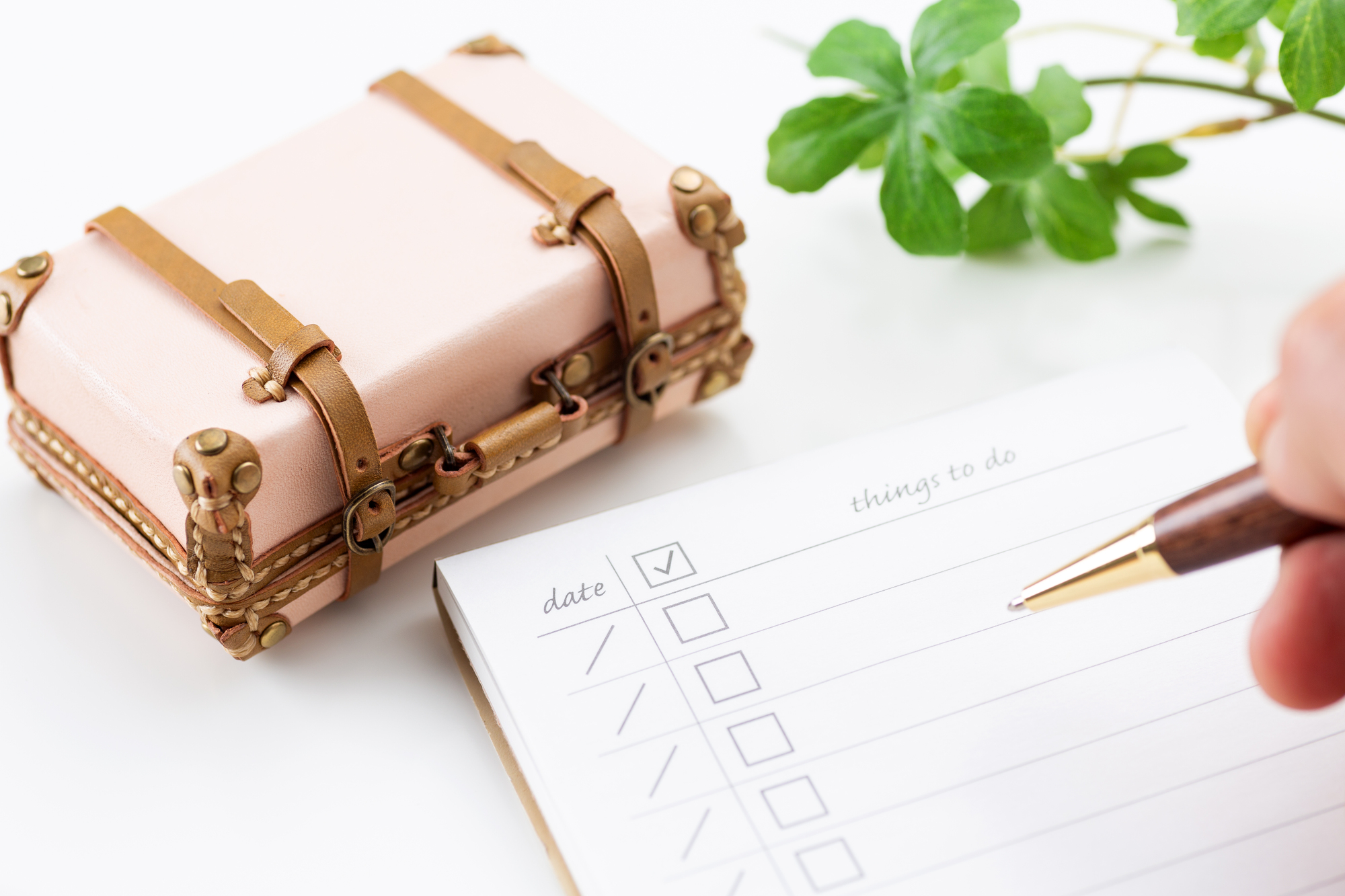 スーツケースの収納場所を考えるイメージ