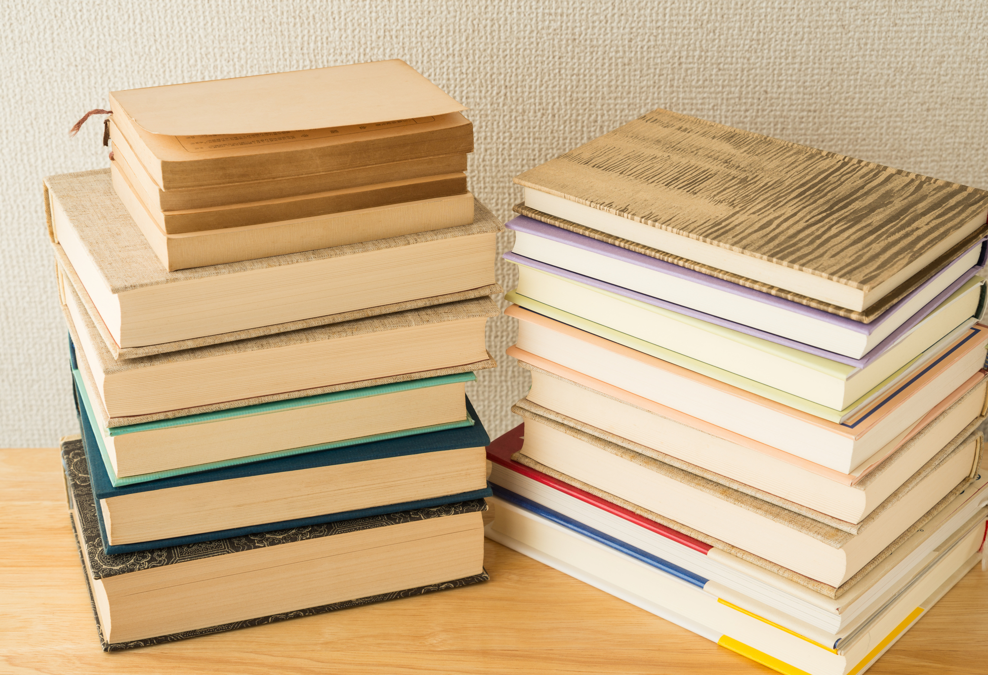 積み重ねた本(スーツケースで本を保管するイメージ)