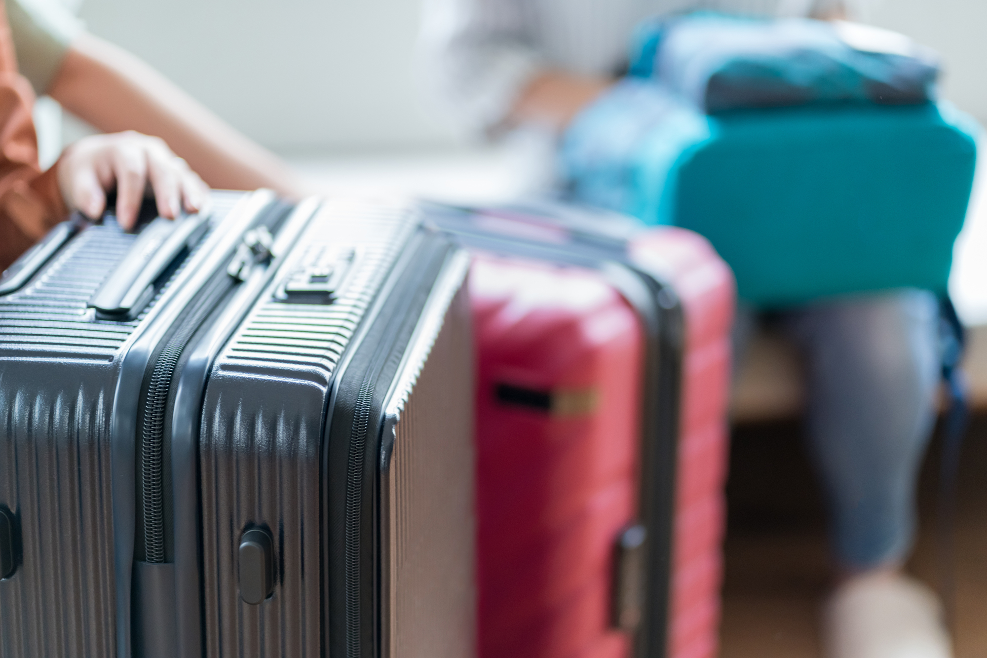 旅行の準備をするスーツケース(必要なときだけレンタルするイメージ)