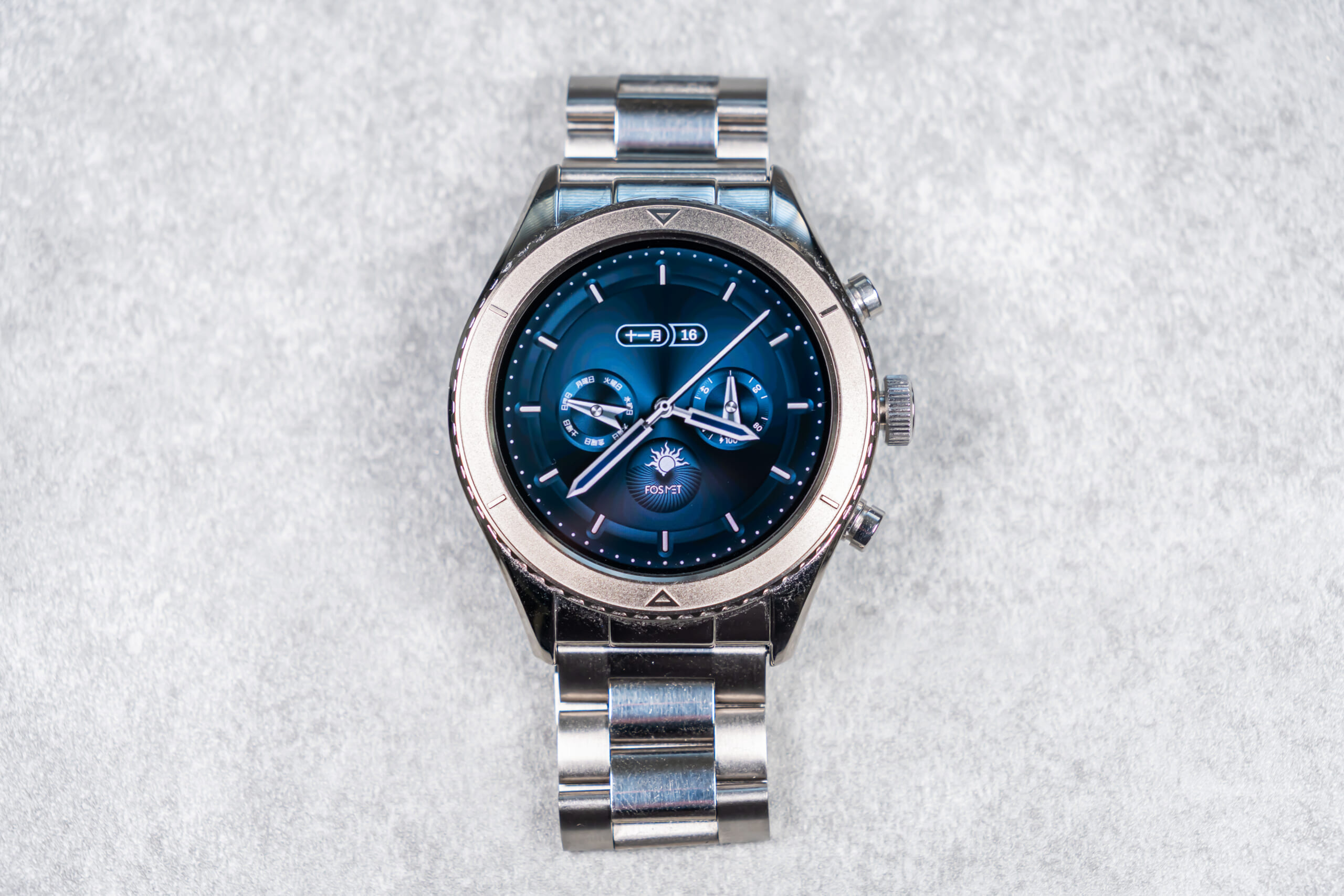 クラシックなデザインのスマートウォッチ