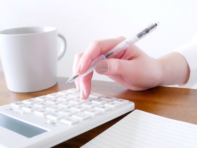 さまざまなタイプのバウンサーを比較検討するイメージ