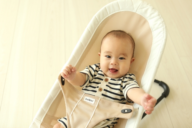 バウンサーでくつろぐ赤ちゃんのイメージ