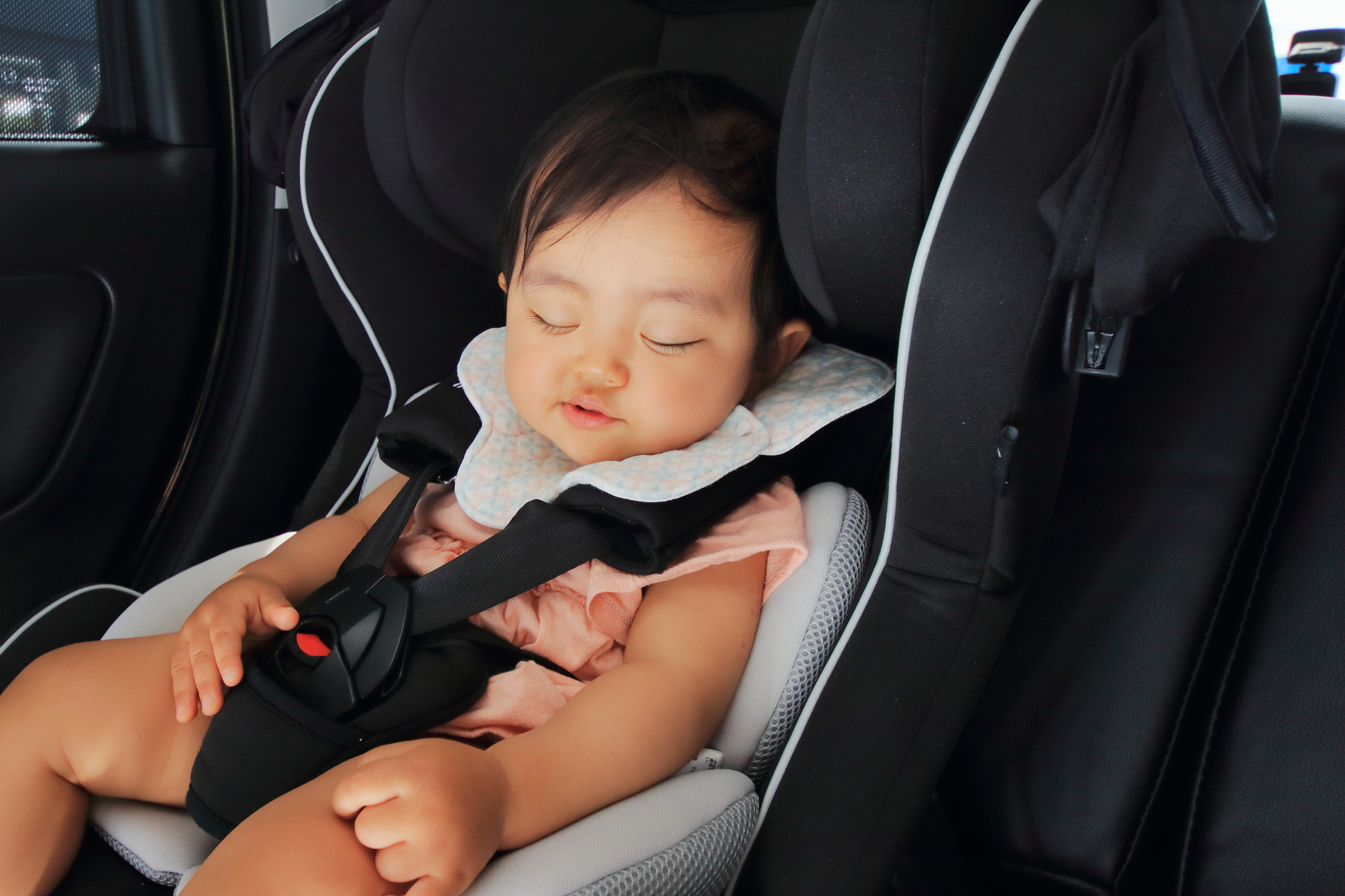 軽量タイプのチャイルドシートを持ち運ぶイメージ