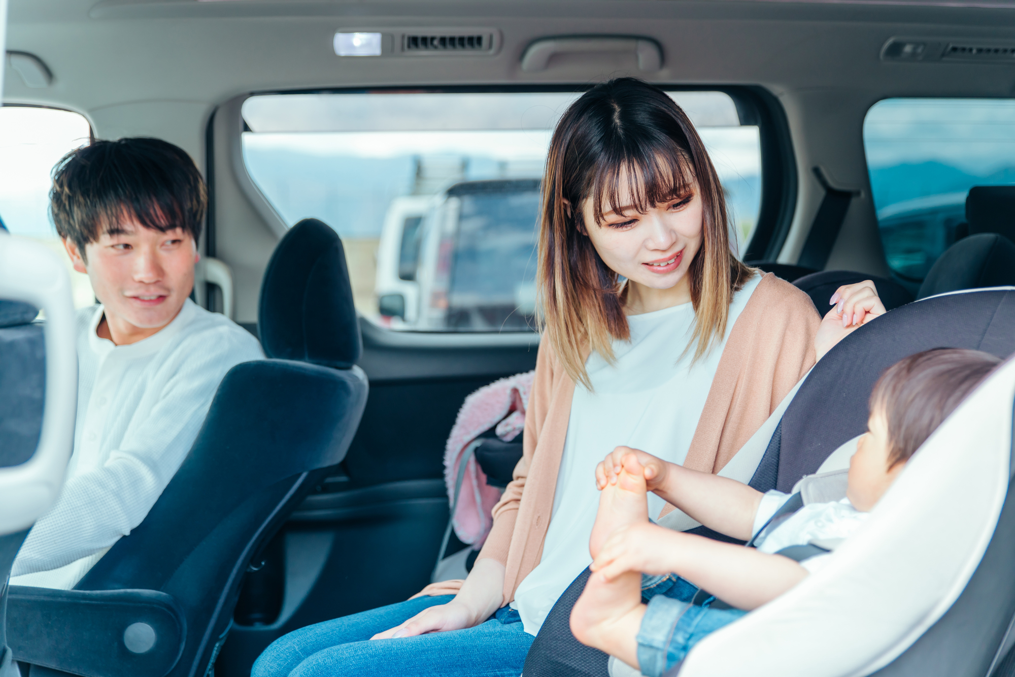 カーシェアでチャイルドシートを使う際の注意点を確認するイメージ