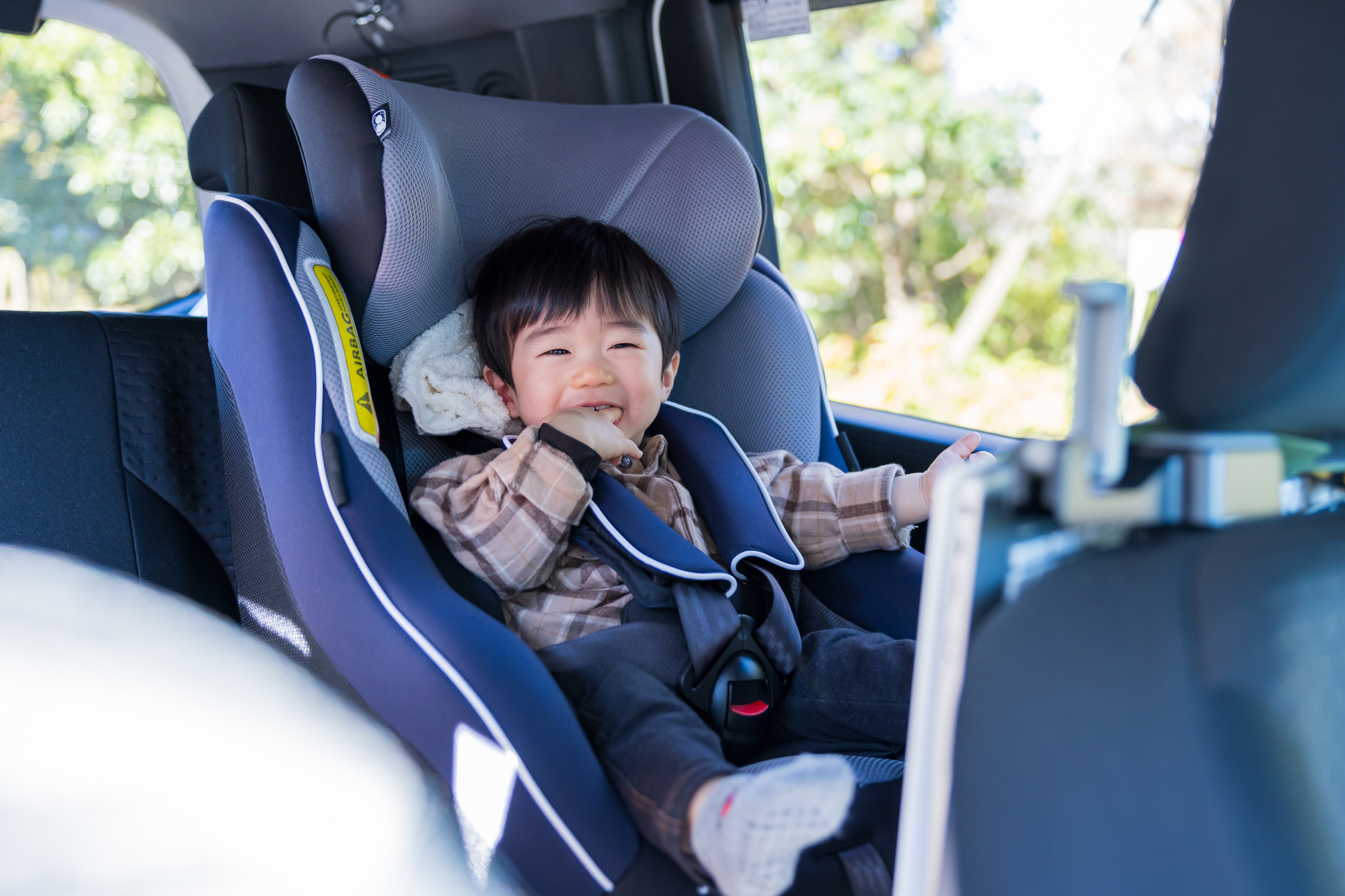 カーシェア利用前にチャイルドシートの準備方法を考えるイメージ