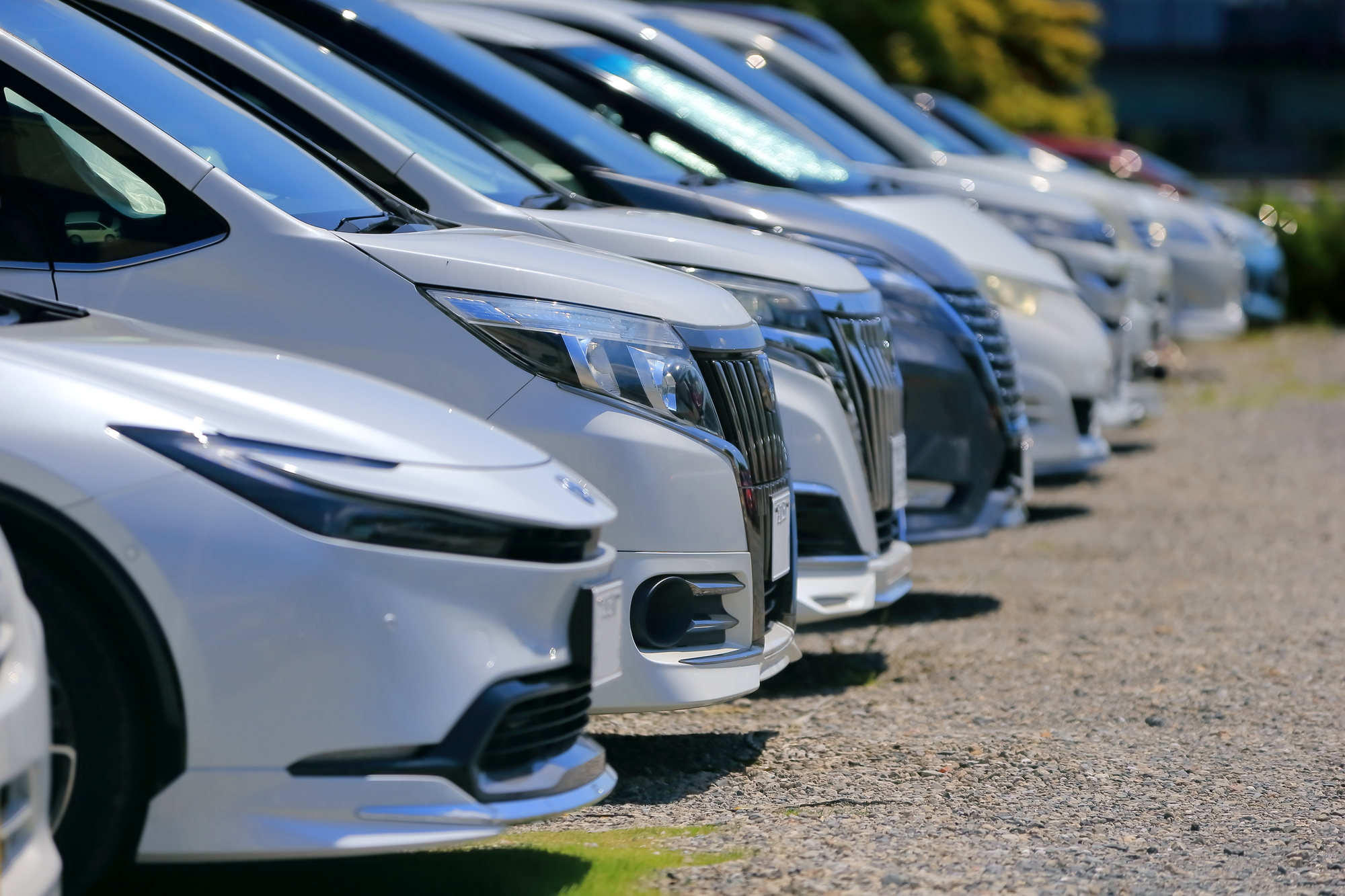 さまざまな車種で使えるチャイルドシートを選ぶイメージ