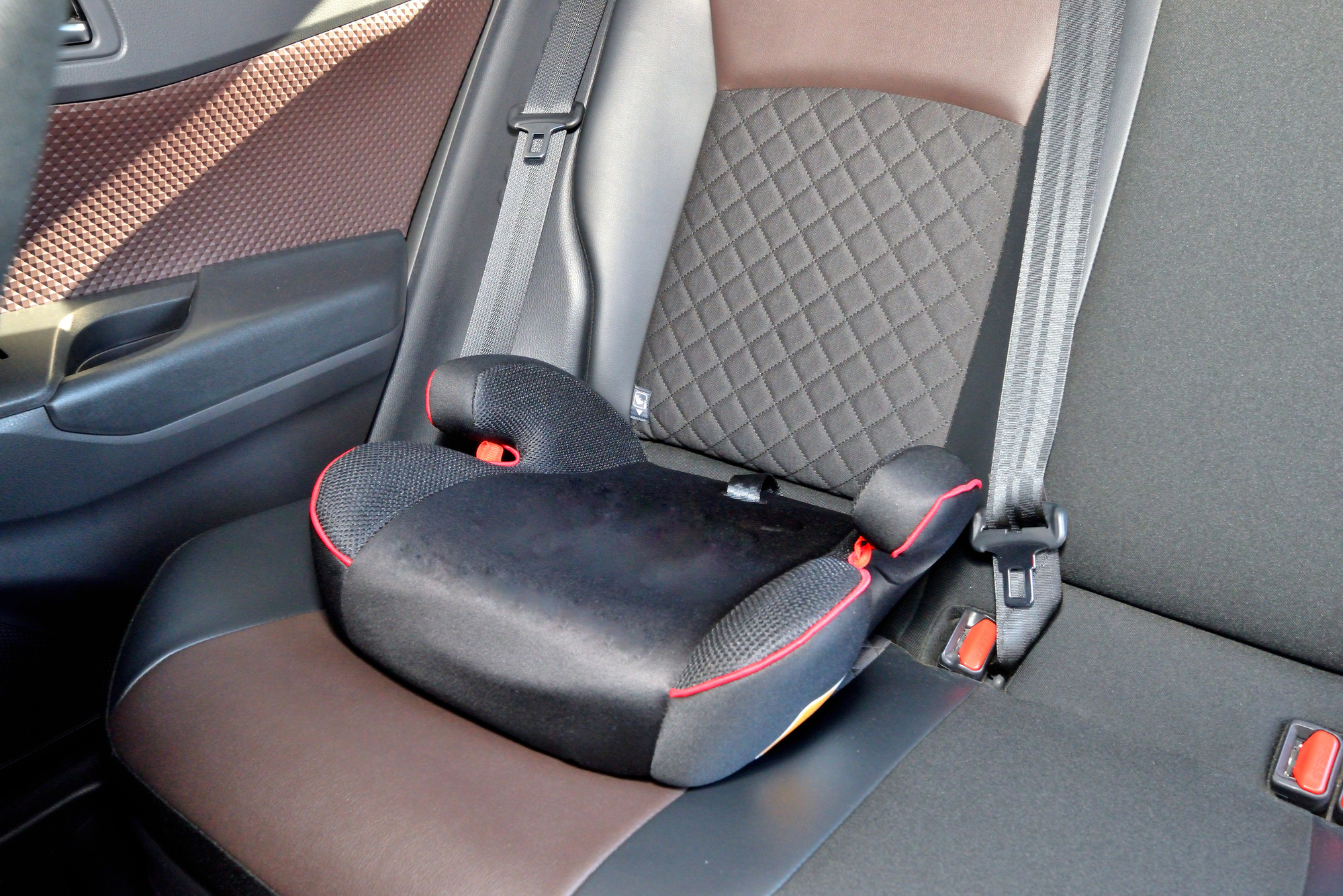 チャイルドシートの保管スペースを確認するイメージ