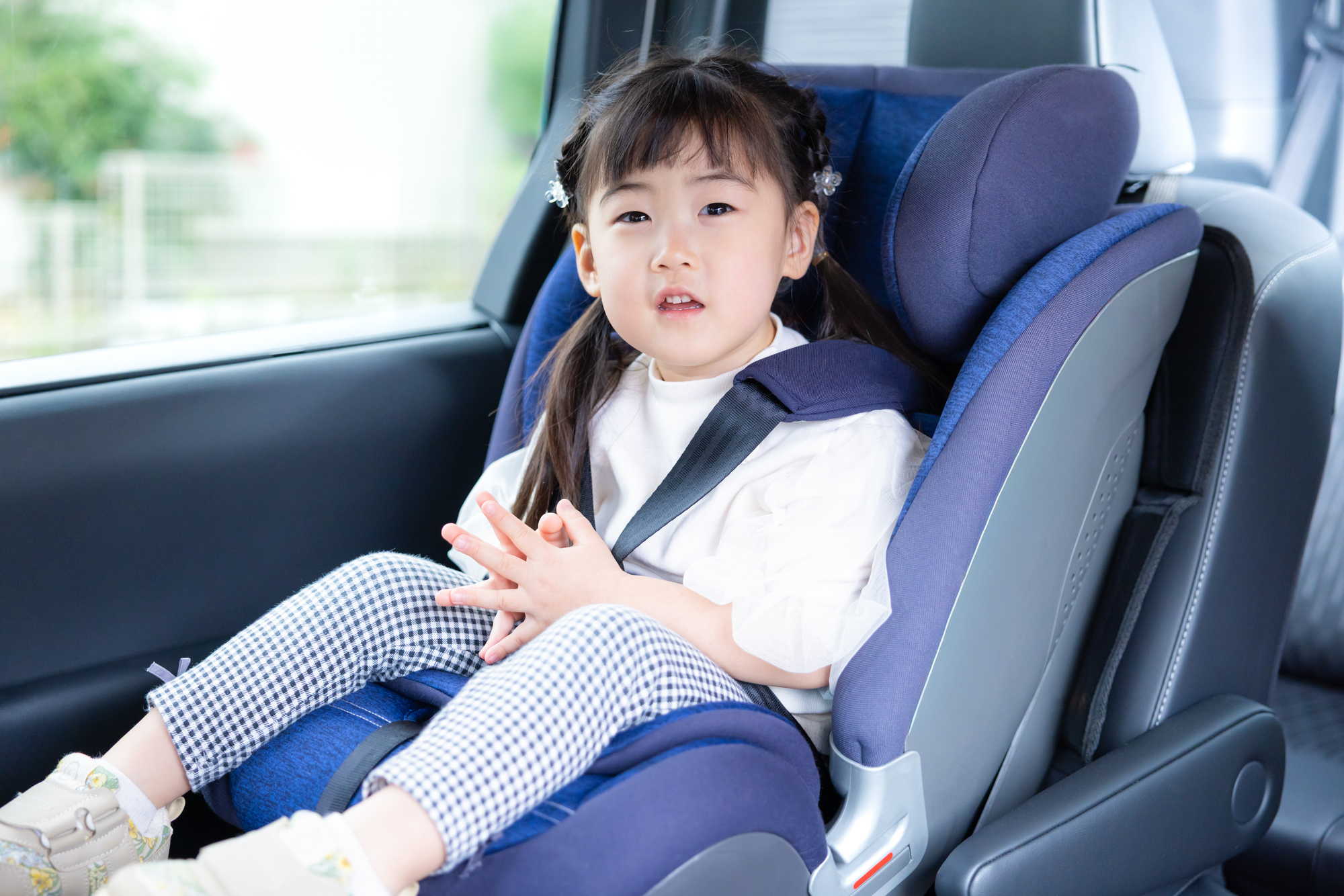 チャイルドシートの用意方法を比較検討するイメージ