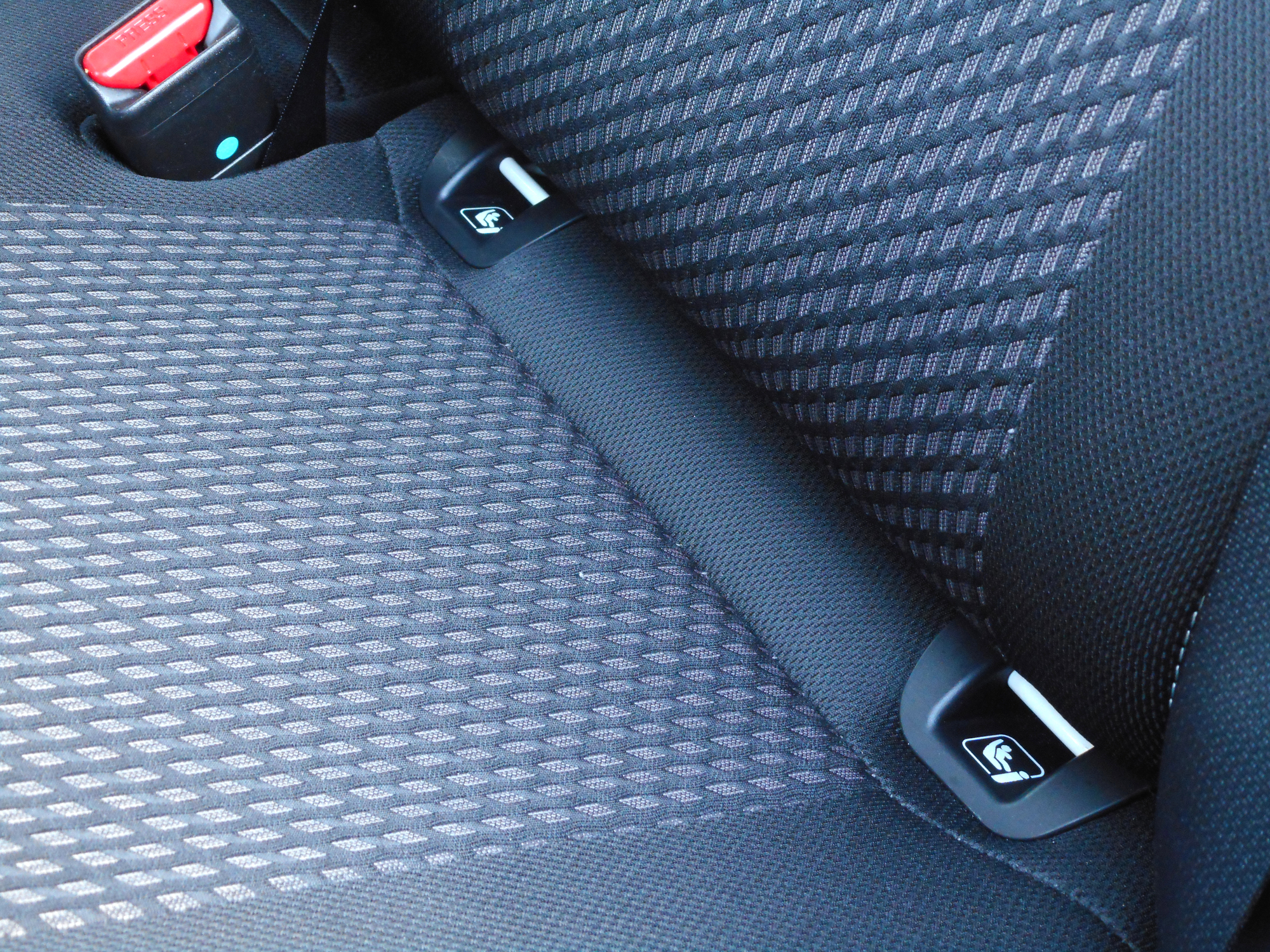 車にチャイルドシートを簡単に取り付けるイメージ