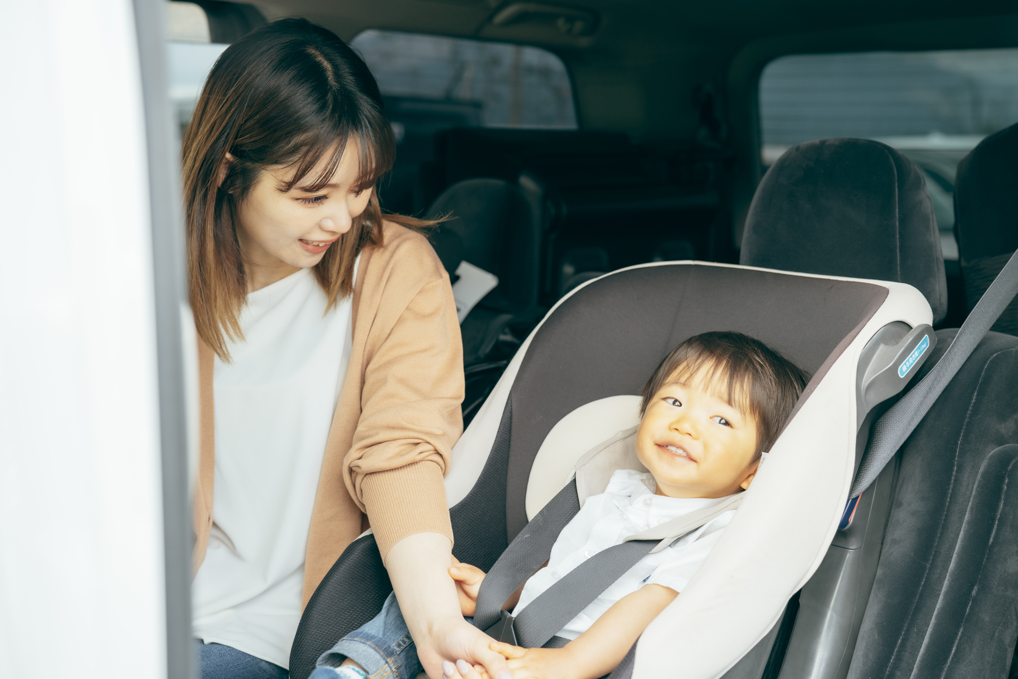 ISOFIX対応のチャイルドシートを取り付けるイメージ