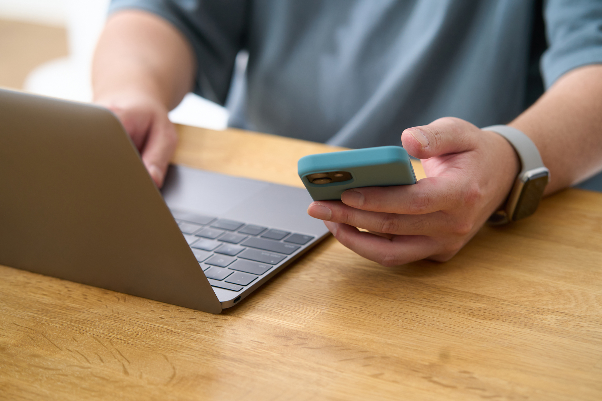 ネット通販でチャイルドシートを検索するスマホ画面