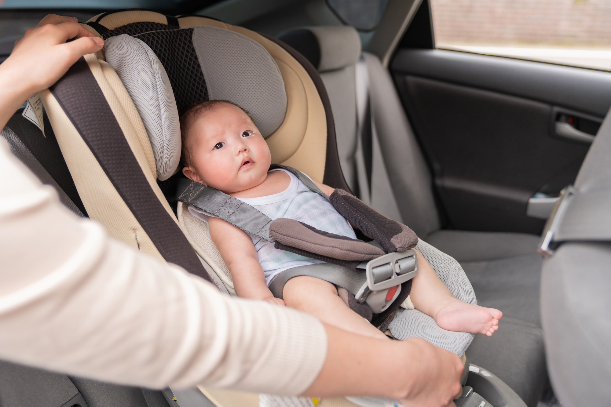 チャイルドシートに座る赤ちゃん