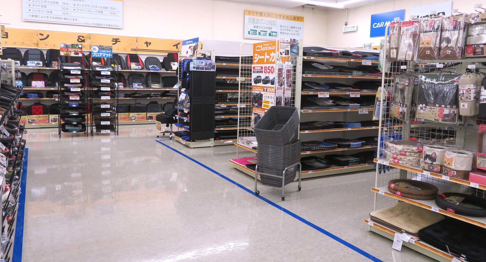 カー用品店のチャイルドシートコーナー