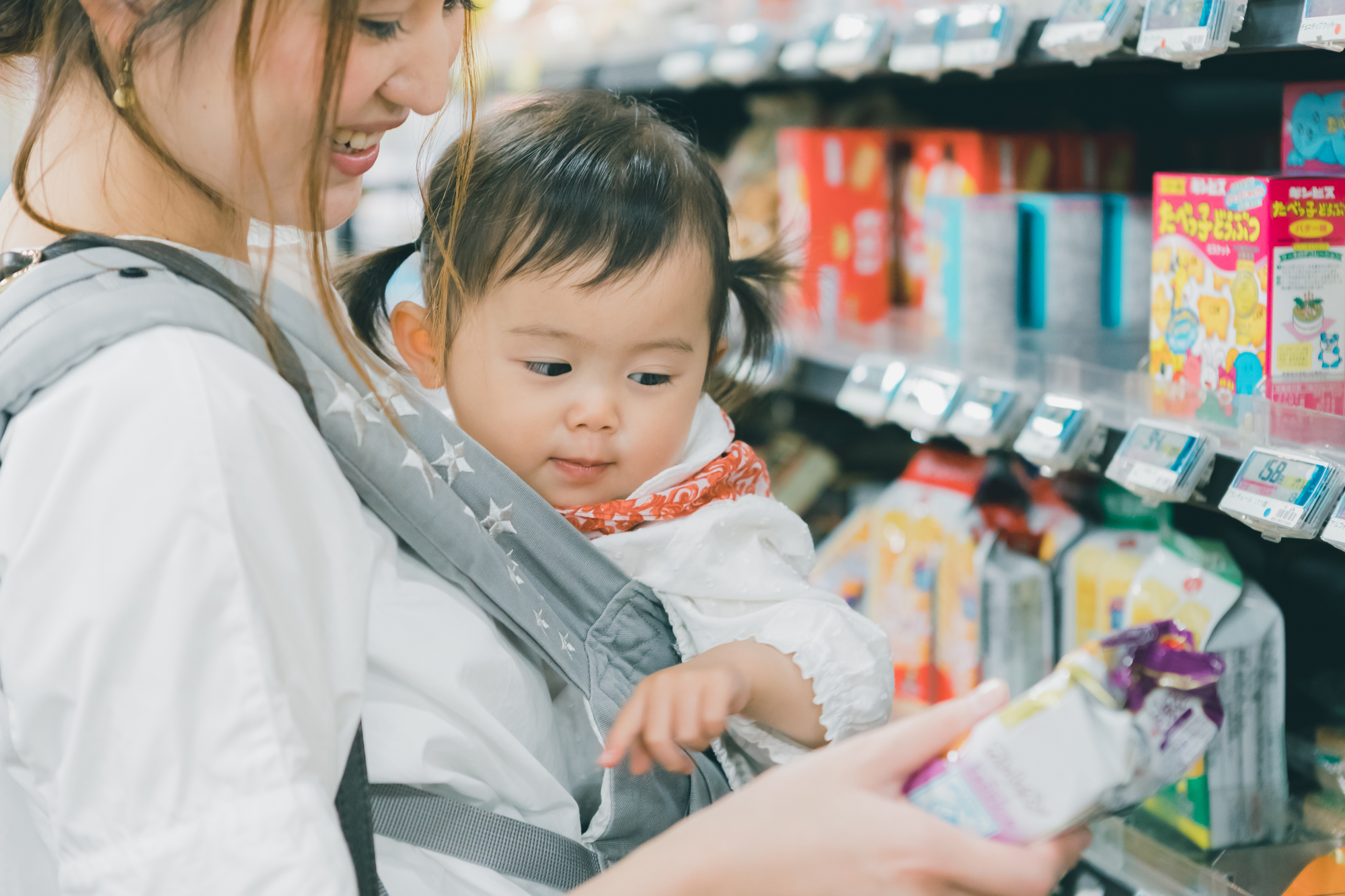 実店舗でチャイルドシートを確認する様子