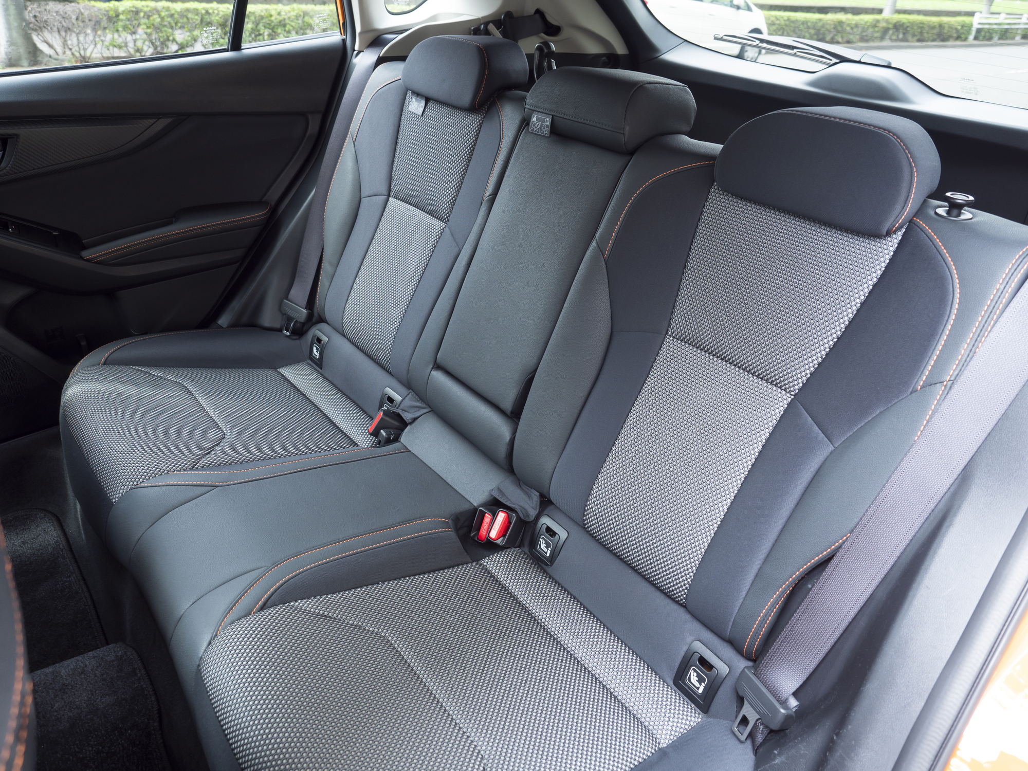 車にチャイルドシートを取り付ける様子