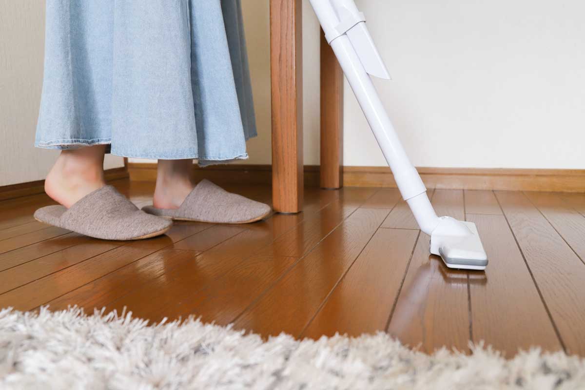 掃除機をかける女性