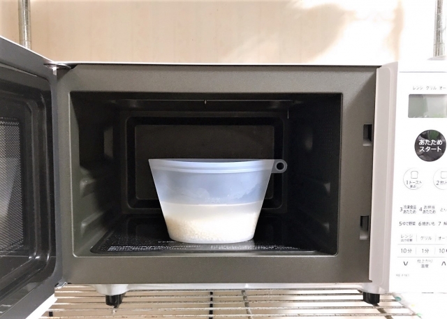 電子レンジで米を炊く